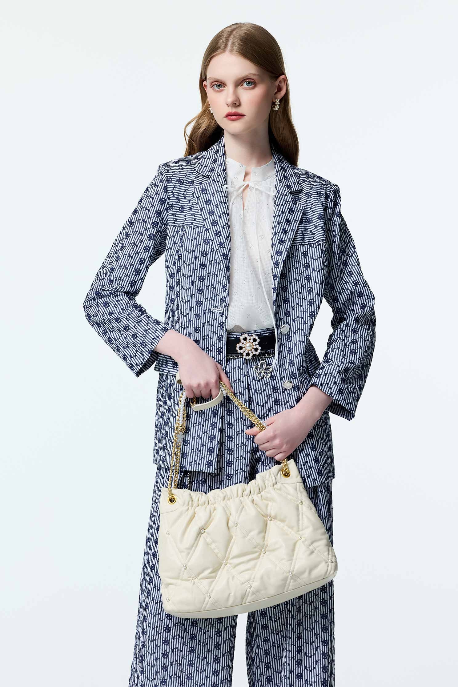 白奎色閃亮光澤上衣白奎色閃亮光澤上衣,上班OL穿搭,上衣,人氣商品,秋冬穿搭,約會特輯,花花世界,輕奢度假,輕奢渡假