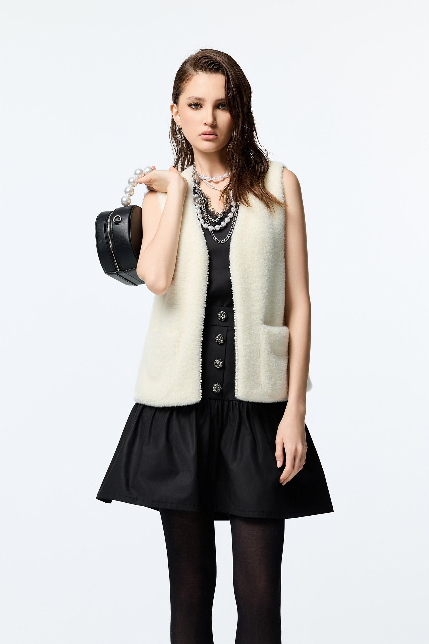 針織仿兔絨感珍珠背心針織仿兔絨感珍珠背心,一般背心,一般背心馬甲,上班OL穿搭,人氣商品,珍珠,秋冬穿搭,約會特輯,背心,針織,針織背心