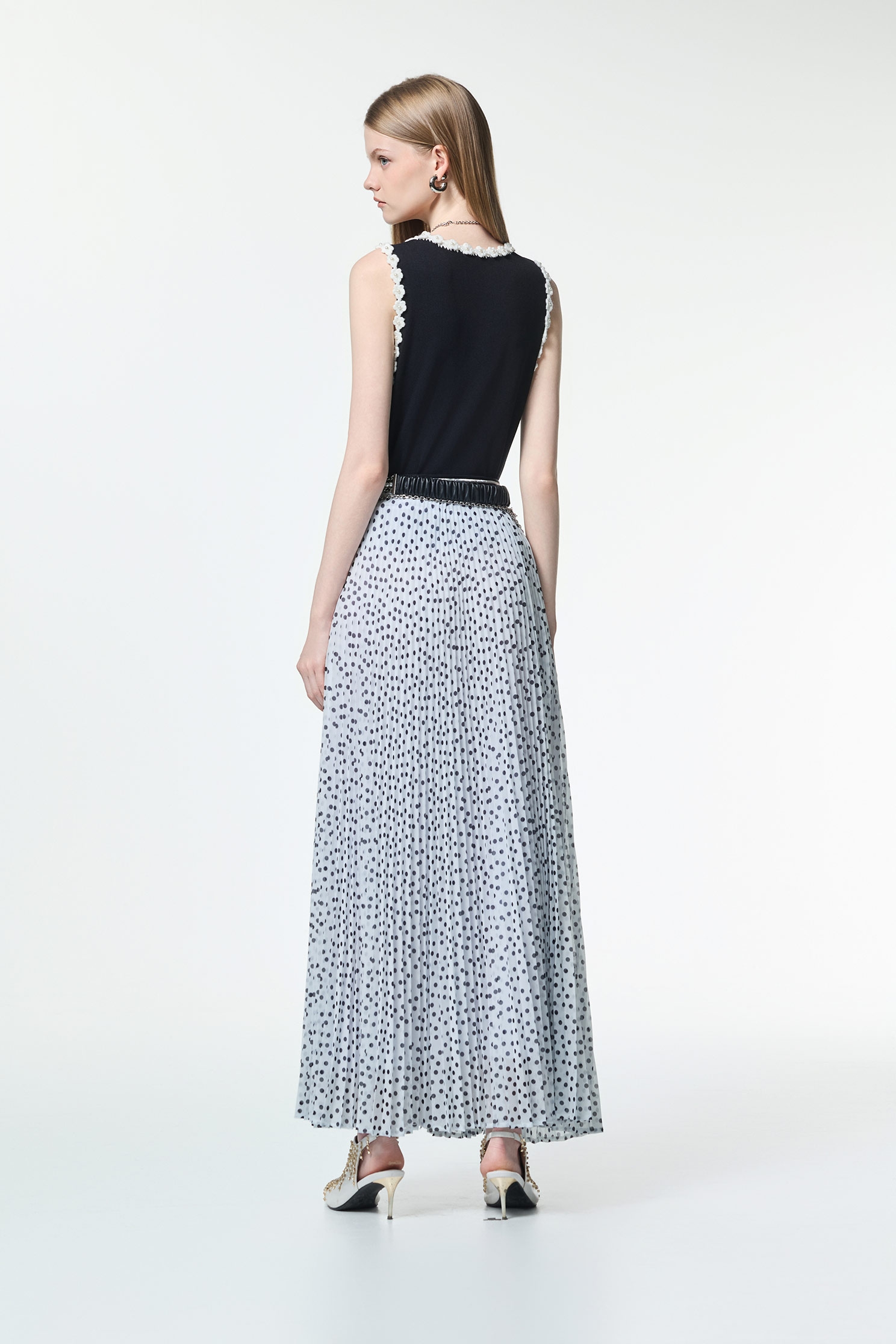 珍珠小花縫飾背心針織珍珠小花縫飾背心針織,一般背心,一般背心馬甲,上班OL穿搭,人氣商品,珍珠,秋冬穿搭,簡約穿搭,約會特輯,背心,花花世界,輕奢度假,輕奢渡假,針織