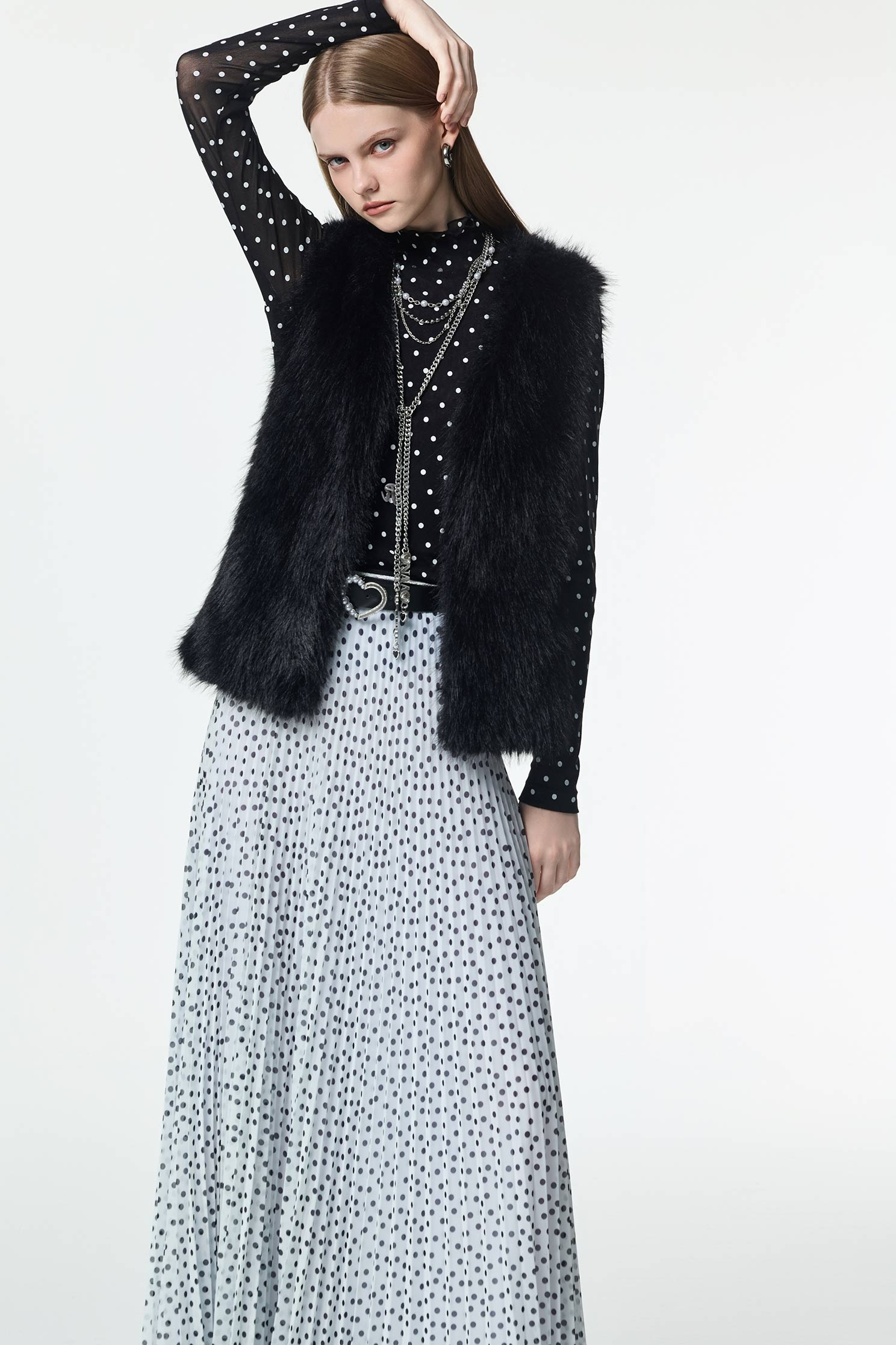 顯瘦黑仿皮草背心顯瘦黑仿皮草背心,V領背心,一般背心,一般背心馬甲,上班OL穿搭,秋冬穿搭,約會特輯,背心