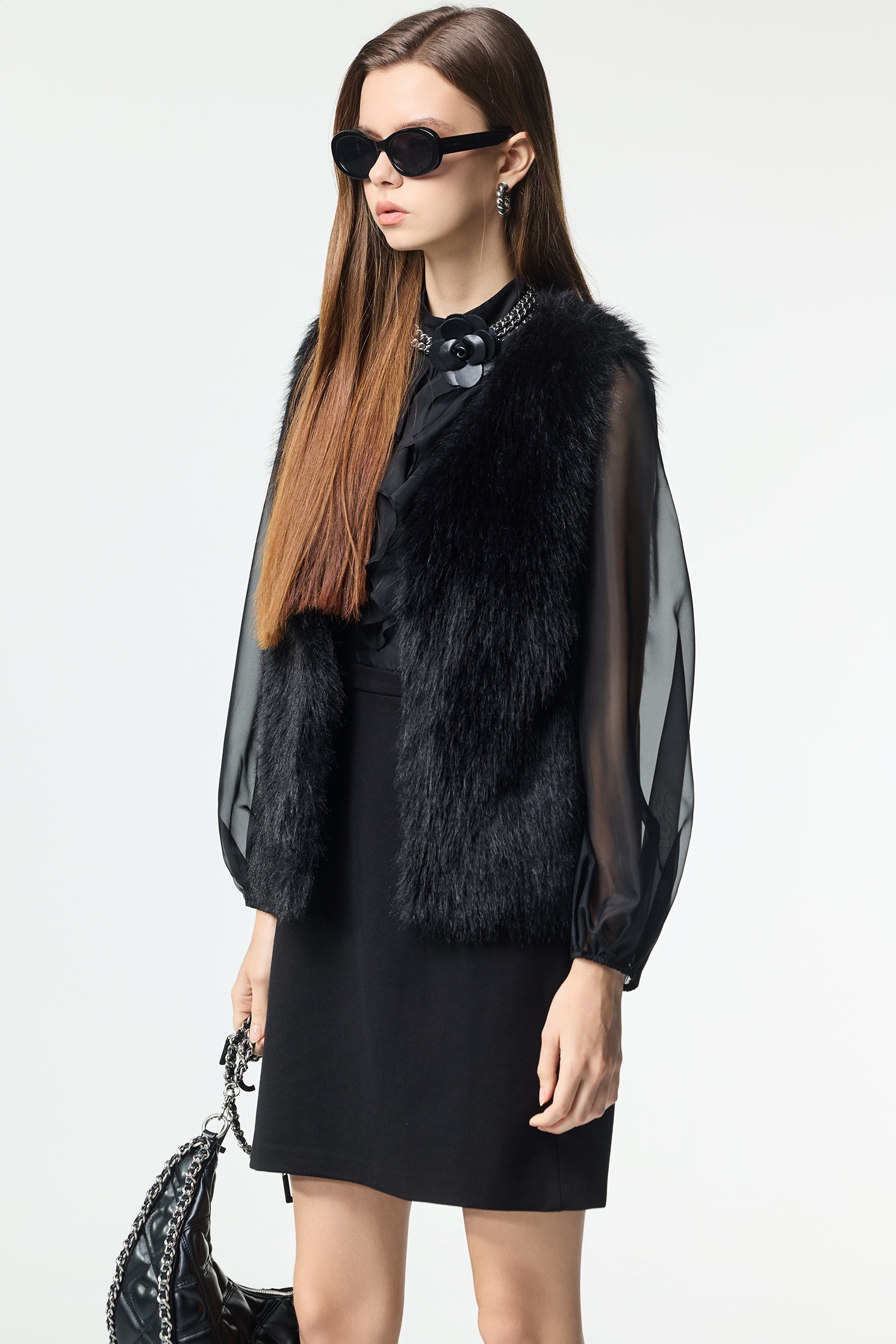 顯瘦黑仿皮草背心顯瘦黑仿皮草背心,V領背心,一般背心,一般背心馬甲,上班OL穿搭,秋冬穿搭,約會特輯,背心