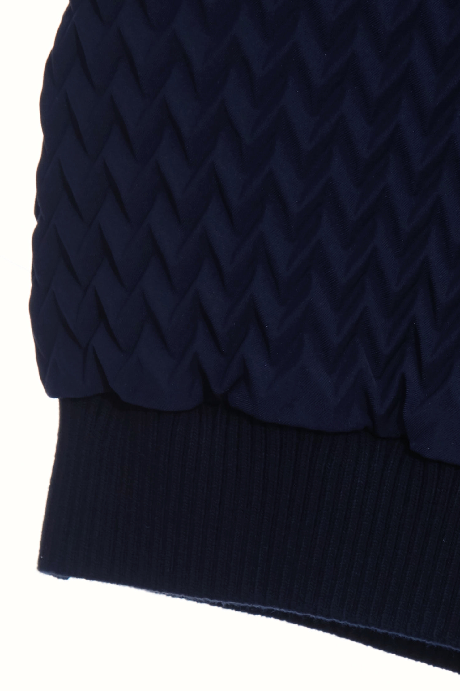 濃厚靛藍立體壓摺上衣濃厚靛藍立體壓摺上衣,上班OL穿搭,上衣,時髦成套搭配,無袖背心,秋冬穿搭,約會特輯,背心