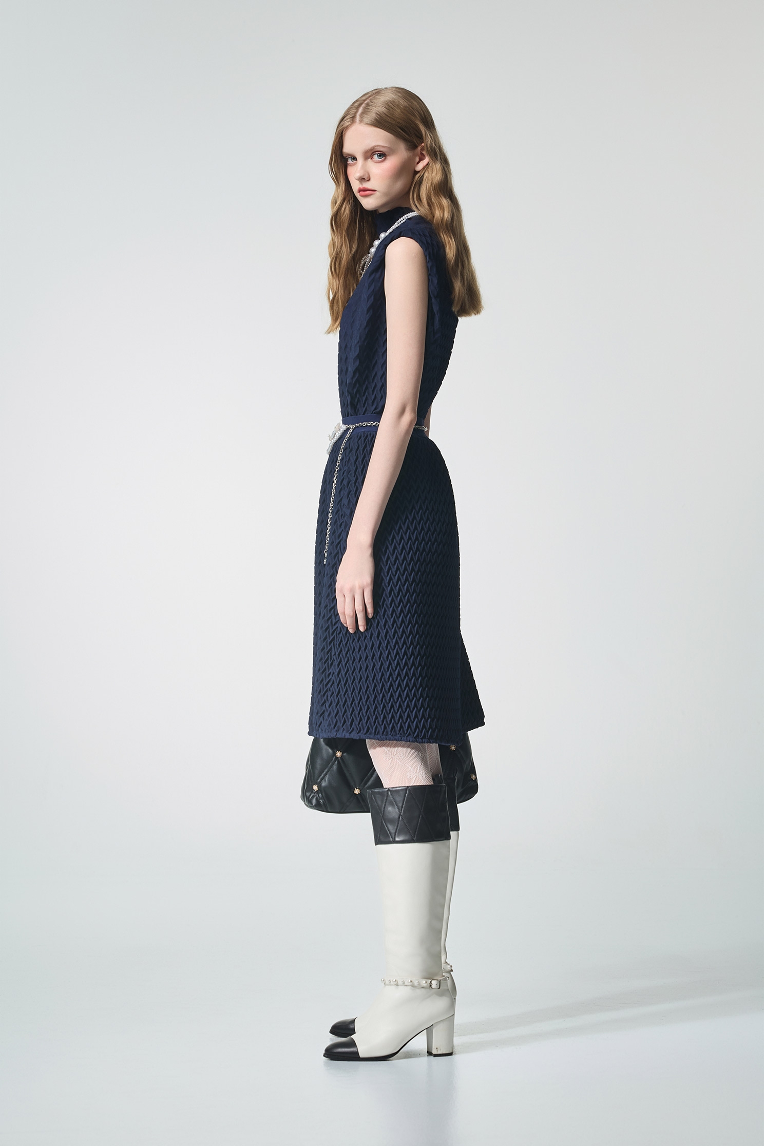 濃厚靛藍立體壓摺上衣濃厚靛藍立體壓摺上衣,上班OL穿搭,上衣,時髦成套搭配,無袖背心,秋冬穿搭,約會特輯,背心