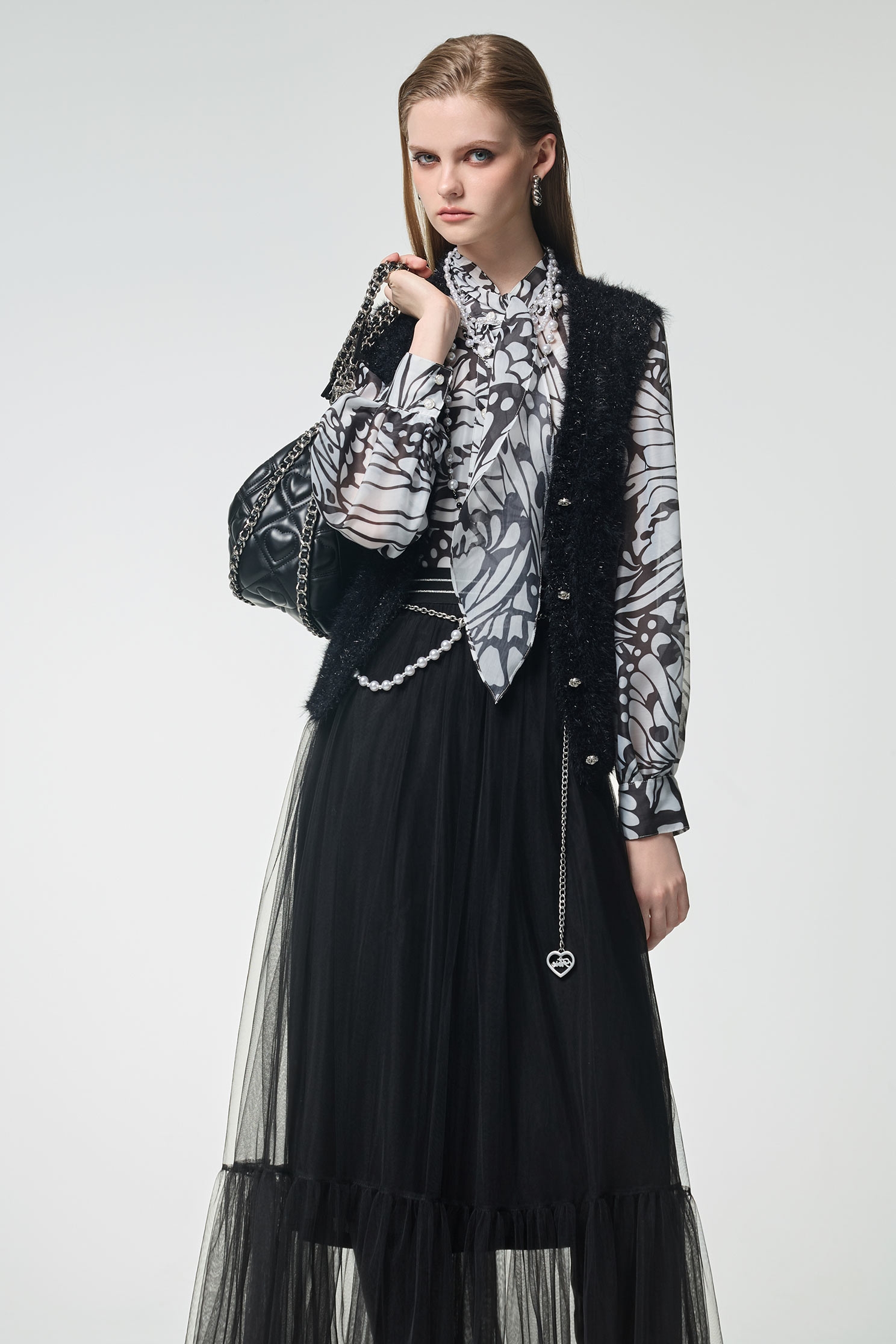 亮黑蔥紗Ｖ領針織背心亮黑蔥紗Ｖ領針織背心,V領背心,一般背心,一般背心馬甲,上班OL穿搭,秋冬穿搭,約會特輯,背心,針織,針織背心