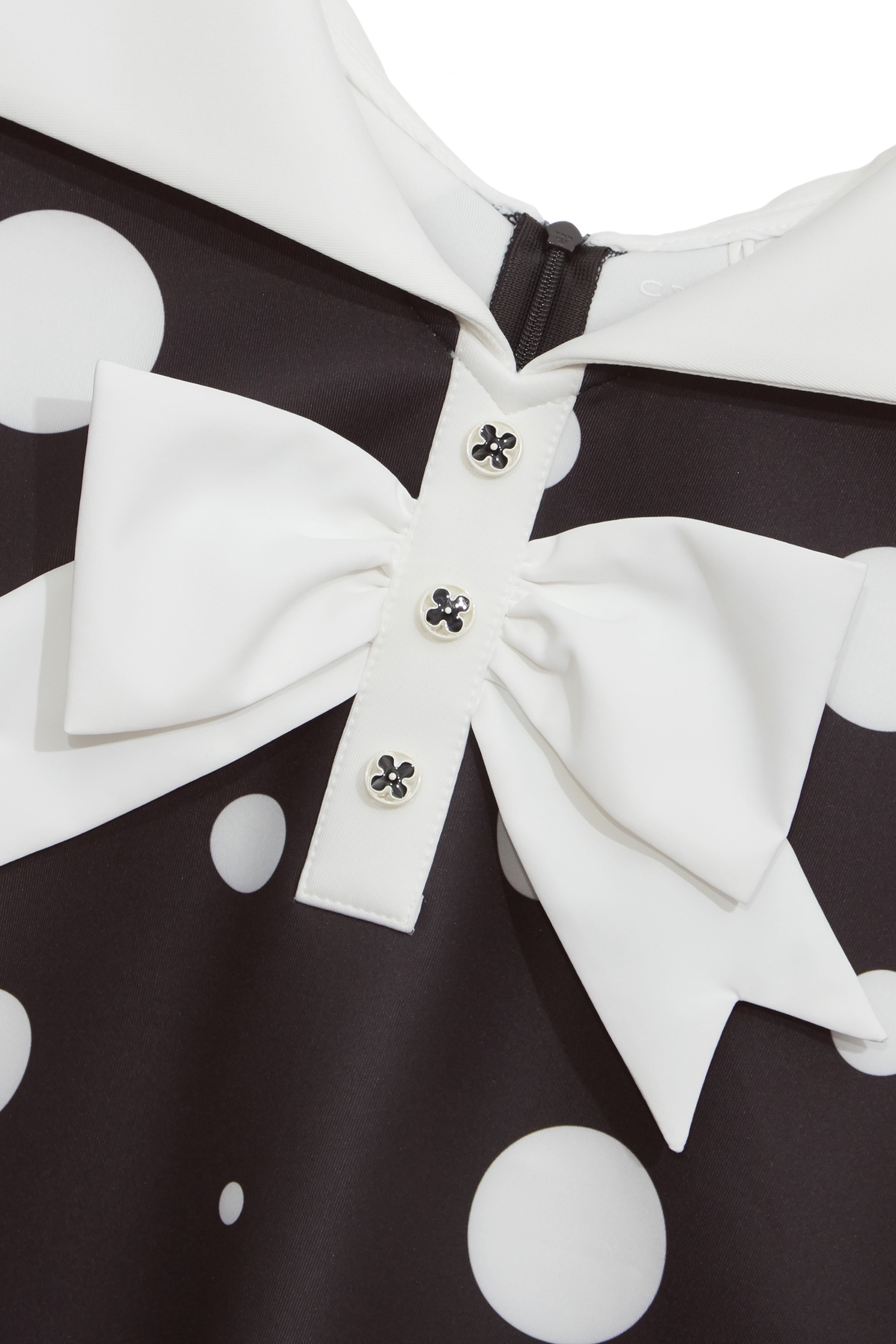 經典波爾卡點點上衣經典波爾卡點點上衣,INFINITE 黑白系列,V領上衣,一般背心,一般背心馬甲,上衣,春夏穿搭,時髦成套搭配,波點,蝴蝶結