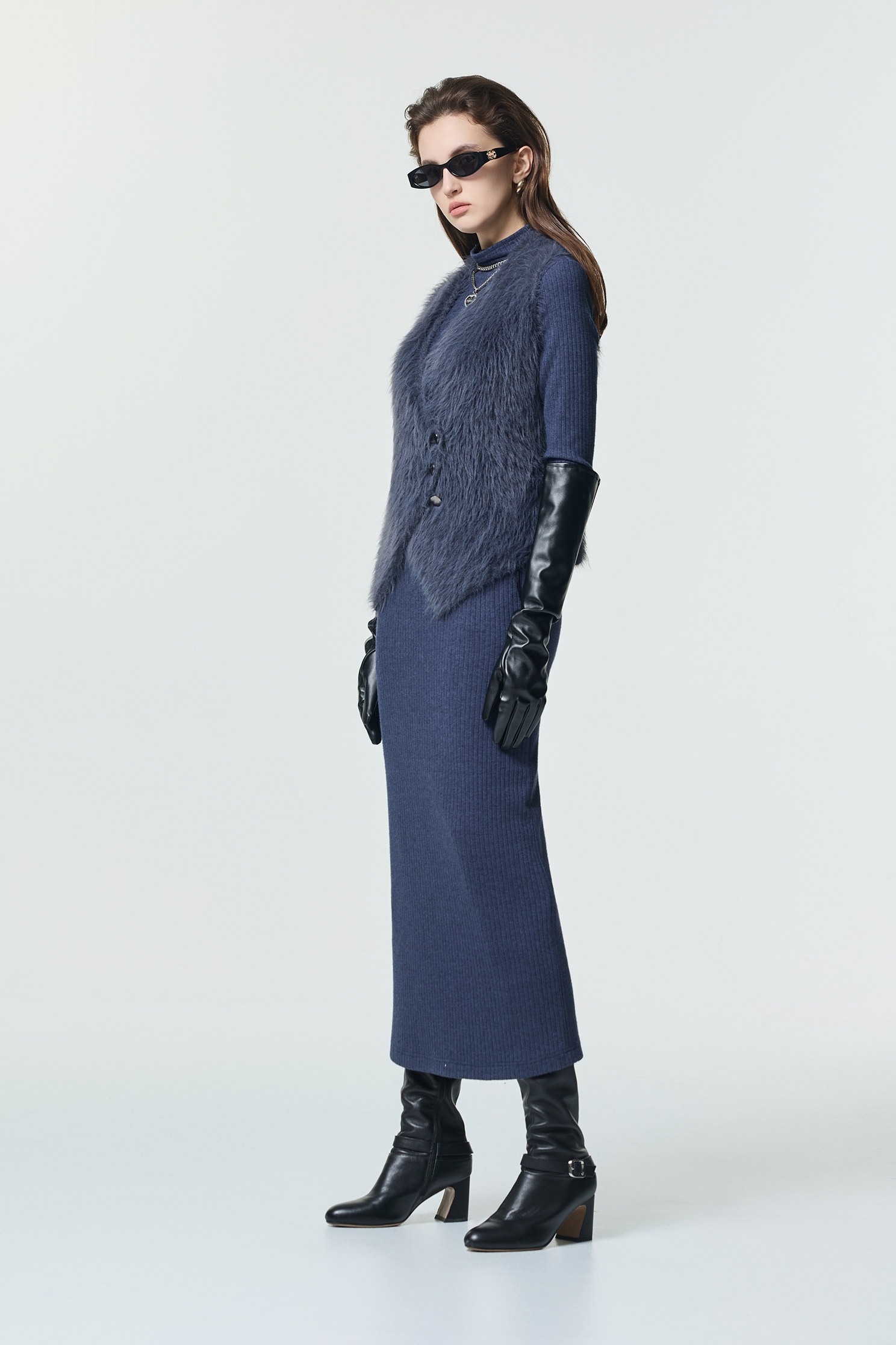 復古藍仿水貂毛針織背心復古藍仿水貂毛針織背心,V領背心,一般背心,一般背心馬甲,上班OL穿搭,外套,派對特輯,無袖背心,秋冬穿搭,約會特輯,背心,針織,針織外套,針織背心