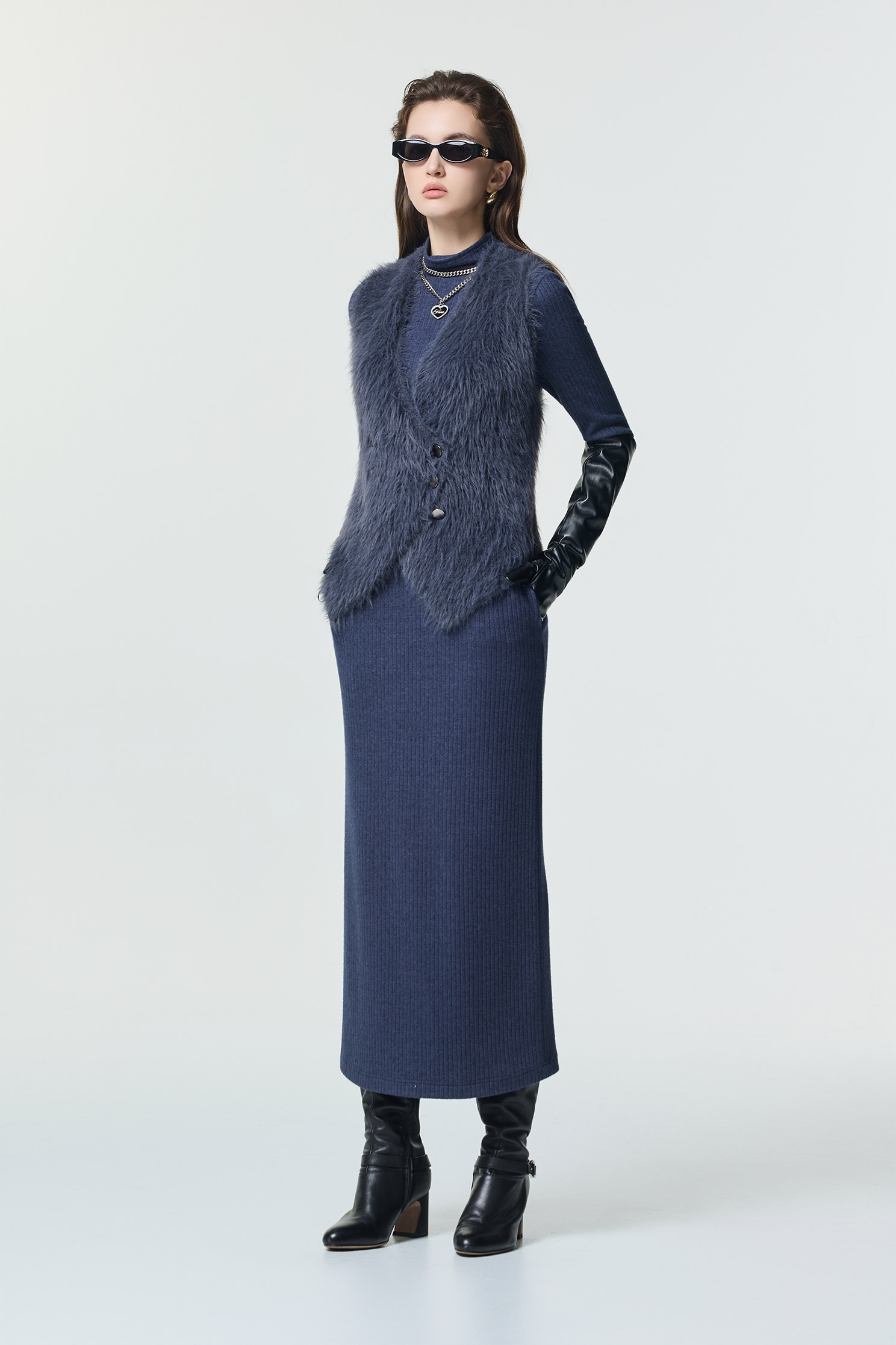 復古藍仿水貂毛針織背心復古藍仿水貂毛針織背心,V領背心,一般背心,一般背心馬甲,上班OL穿搭,外套,派對特輯,無袖背心,秋冬穿搭,約會特輯,背心,針織,針織外套,針織背心