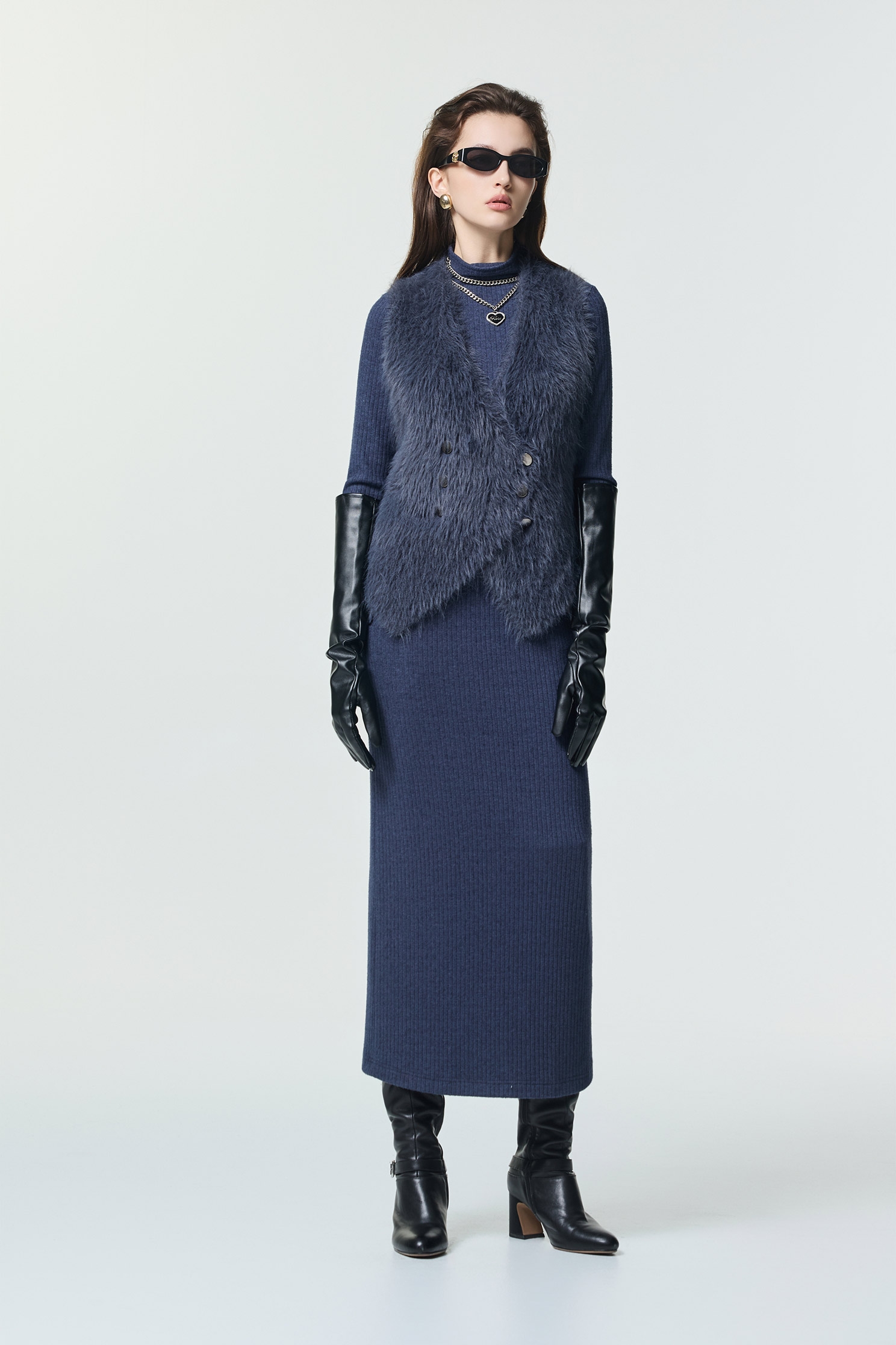 復古藍仿水貂毛針織背心復古藍仿水貂毛針織背心,V領背心,一般背心,一般背心馬甲,上班OL穿搭,外套,派對特輯,無袖背心,秋冬穿搭,約會特輯,背心,針織,針織外套,針織背心