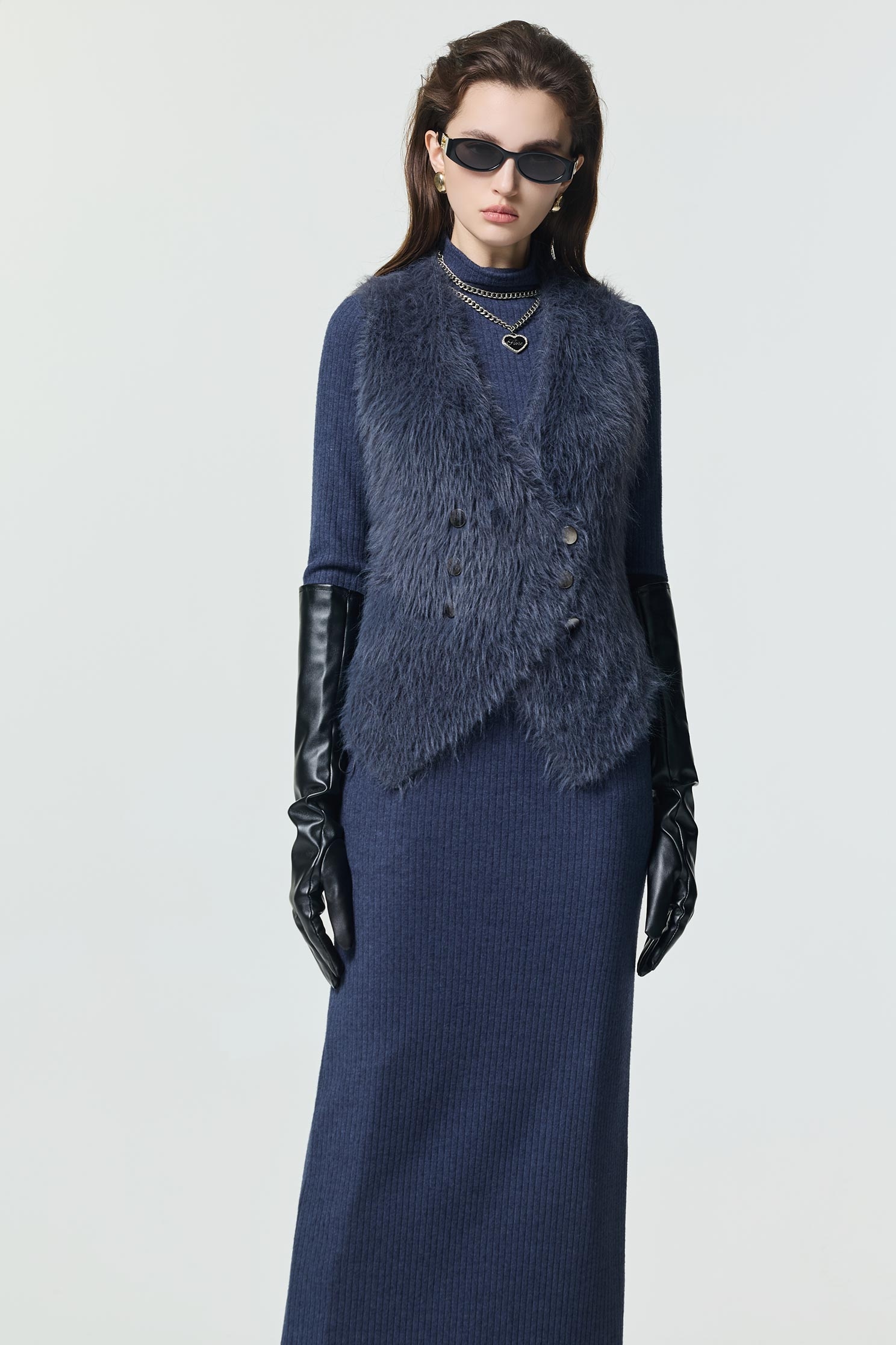 復古藍仿水貂毛針織背心復古藍仿水貂毛針織背心,V領背心,一般背心,一般背心馬甲,上班OL穿搭,外套,派對特輯,無袖背心,秋冬穿搭,約會特輯,背心,針織,針織外套,針織背心