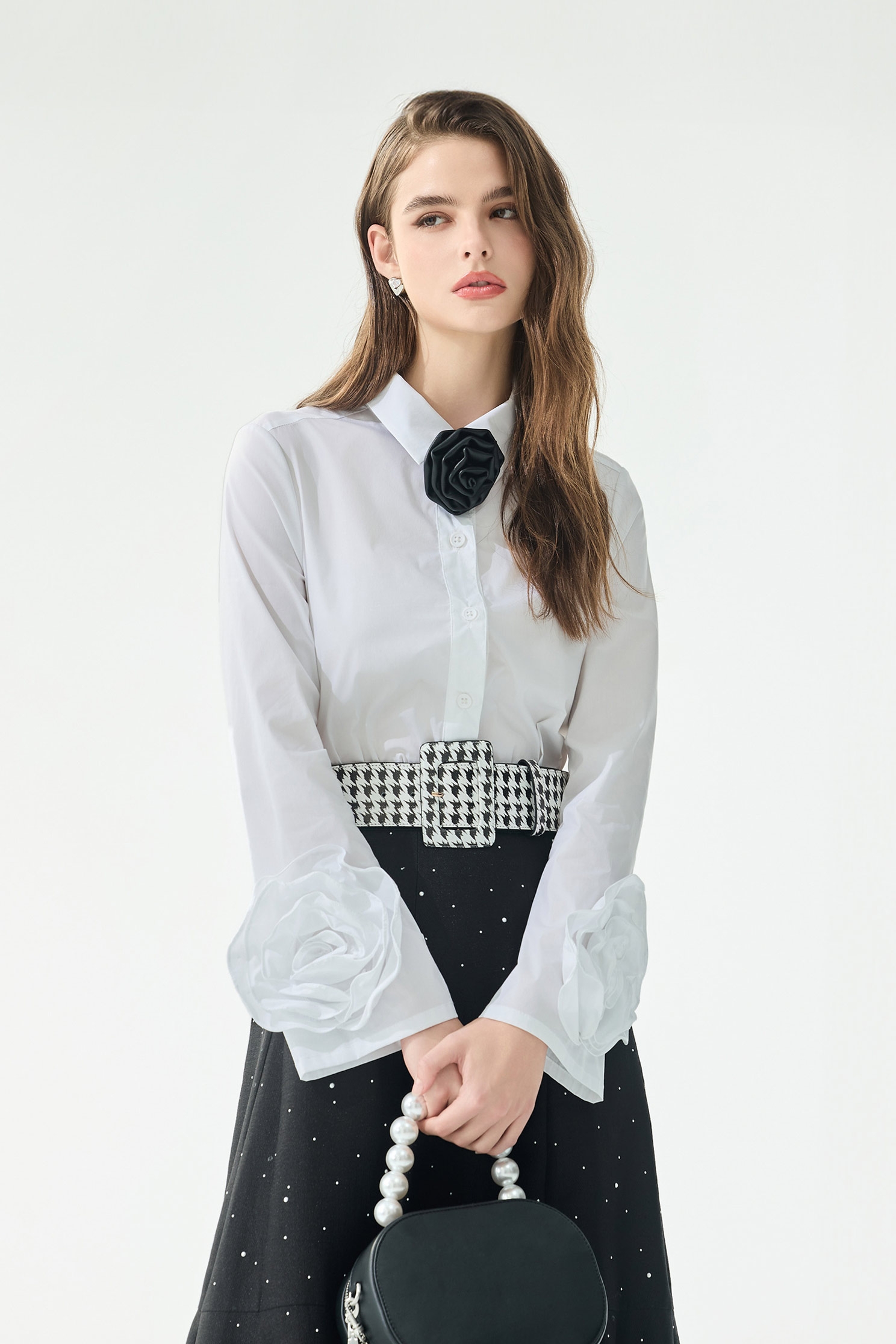 立體玫瑰繞花喇叭袖襯衫立體玫瑰繞花喇叭袖襯衫,上衣,春夏穿搭,白色上衣,襯衫