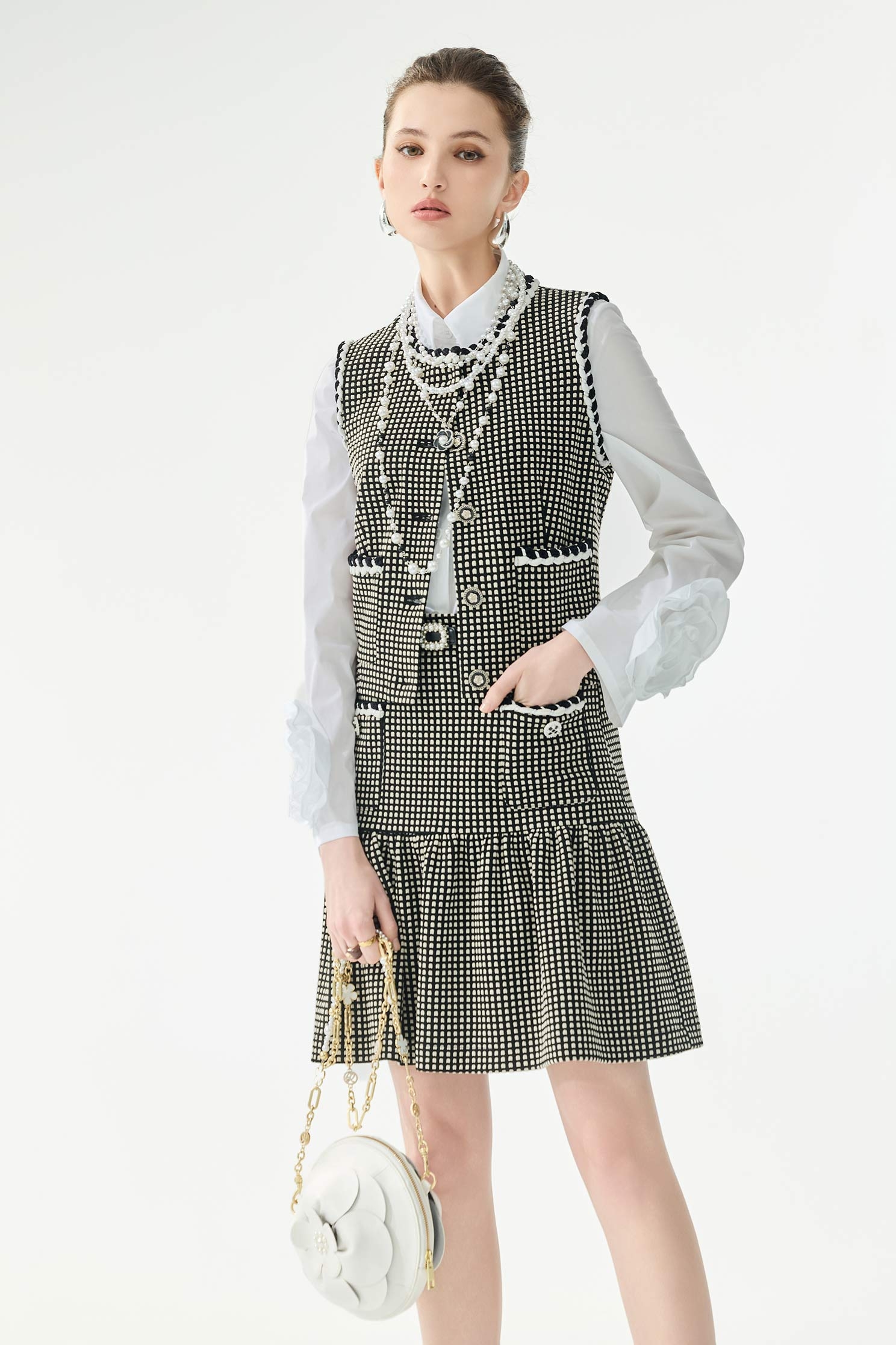 立體玫瑰繞花喇叭袖襯衫立體玫瑰繞花喇叭袖襯衫,上衣,春夏穿搭,白色上衣,襯衫