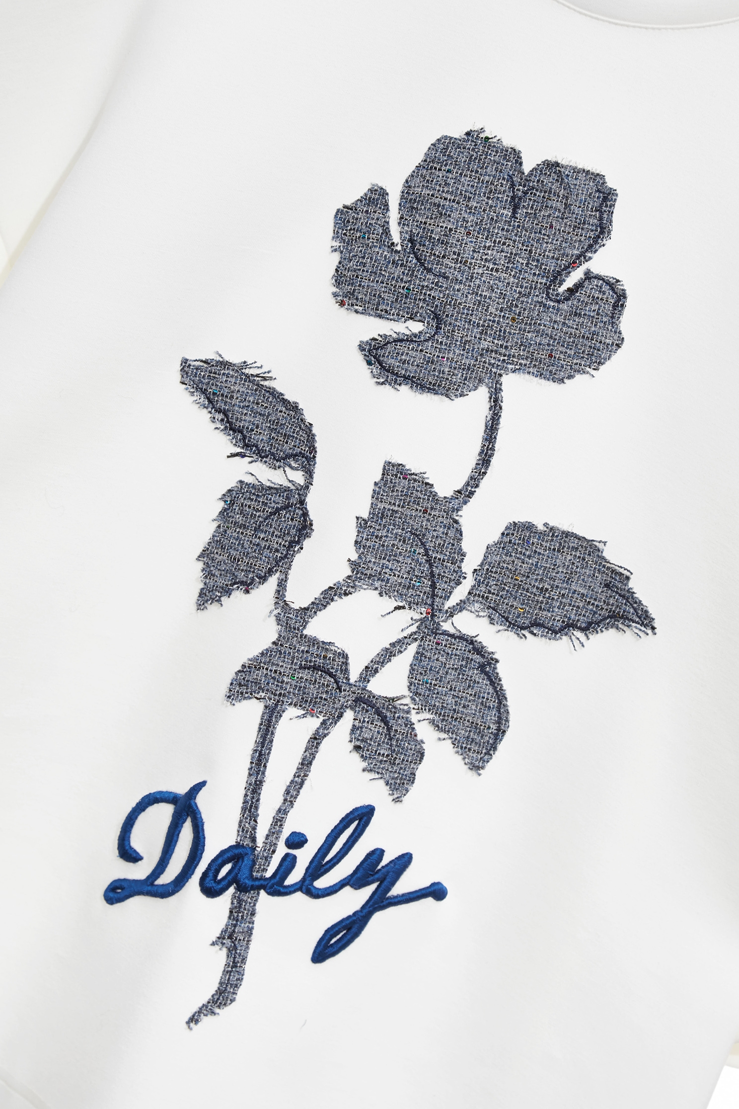 花卉貼布刺繡Ｔ恤上衣花卉貼布刺繡Ｔ恤上衣,上衣,刺繡,春夏穿搭,白色上衣