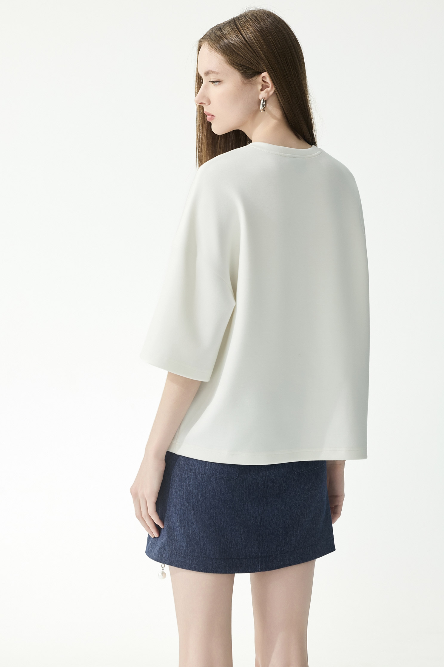 花卉貼布刺繡Ｔ恤上衣花卉貼布刺繡Ｔ恤上衣,上衣,刺繡,春夏穿搭,白色上衣