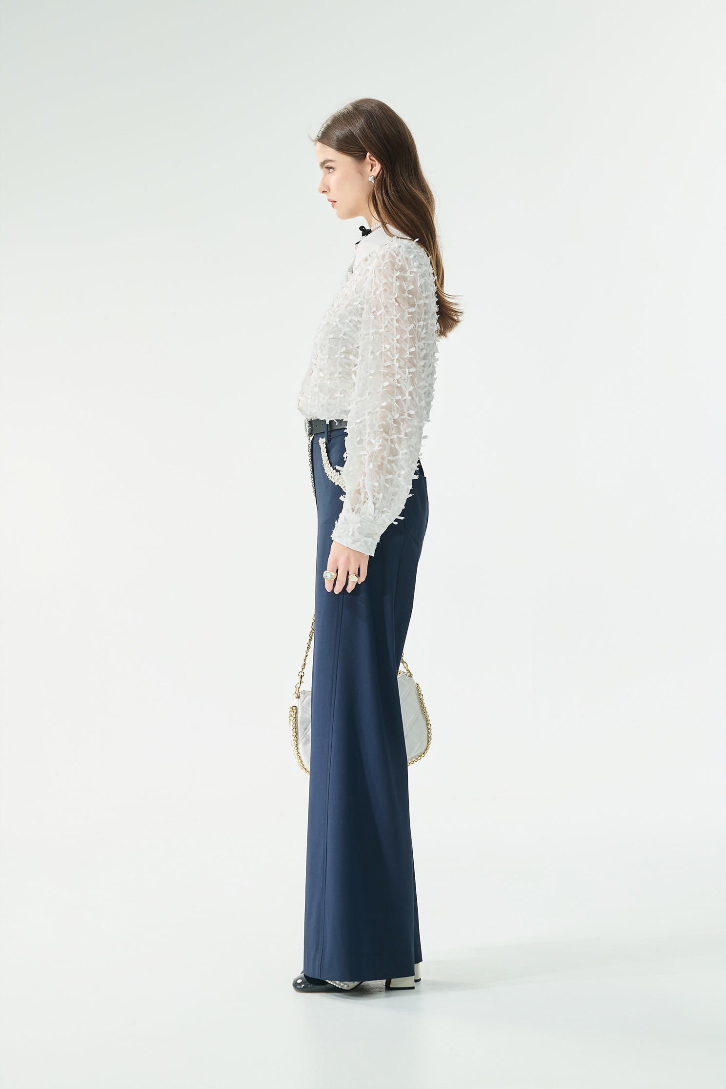 自帶閃亮領帶單品上衣自帶閃亮領帶單品上衣,上衣,刺繡,春夏穿搭,白色上衣,雪紡