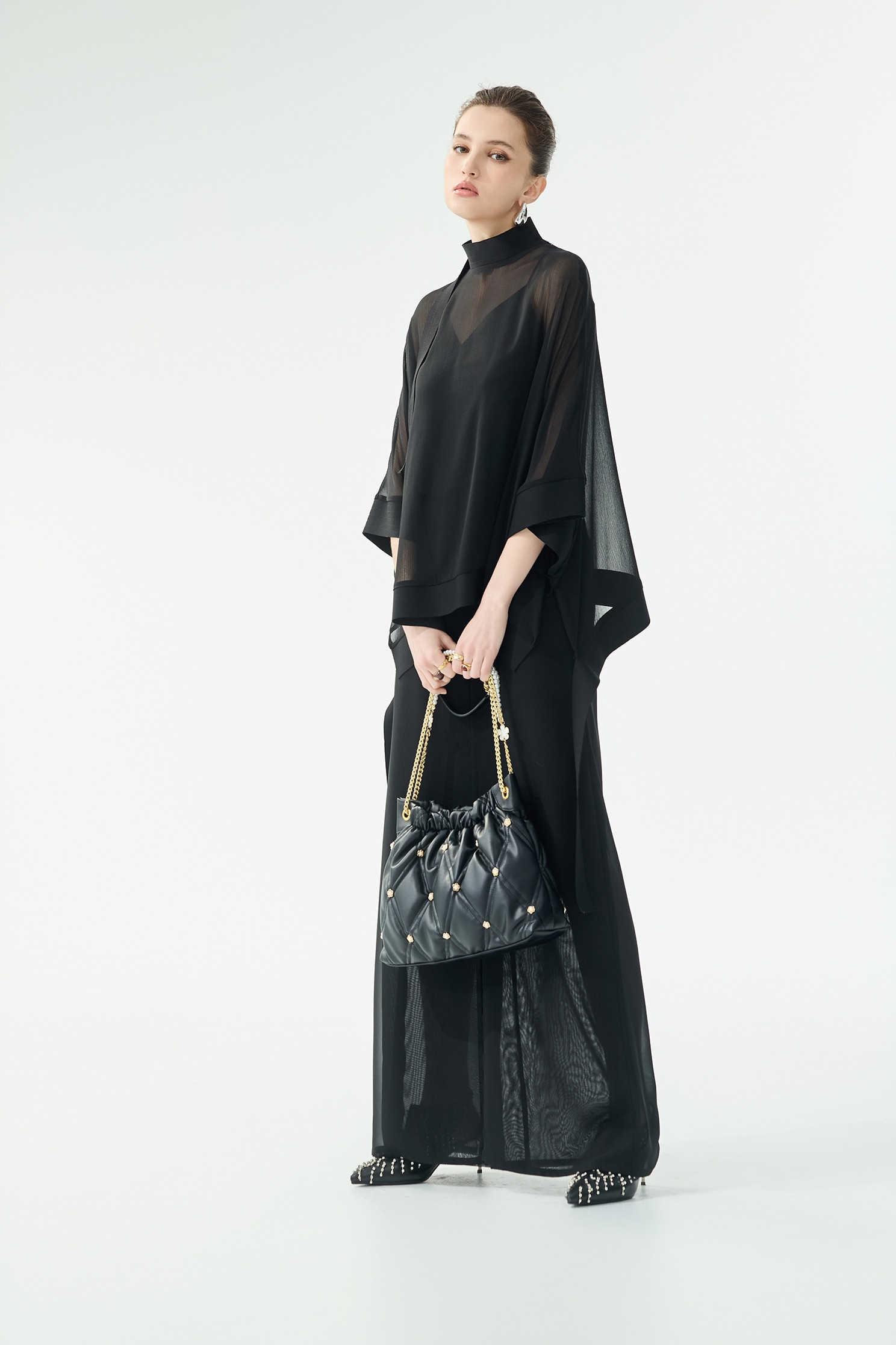 極致黑廓型雪紡上衣極致黑廓型雪紡上衣,上衣,內搭上衣,春夏穿搭,針織,雪紡,黑色上衣