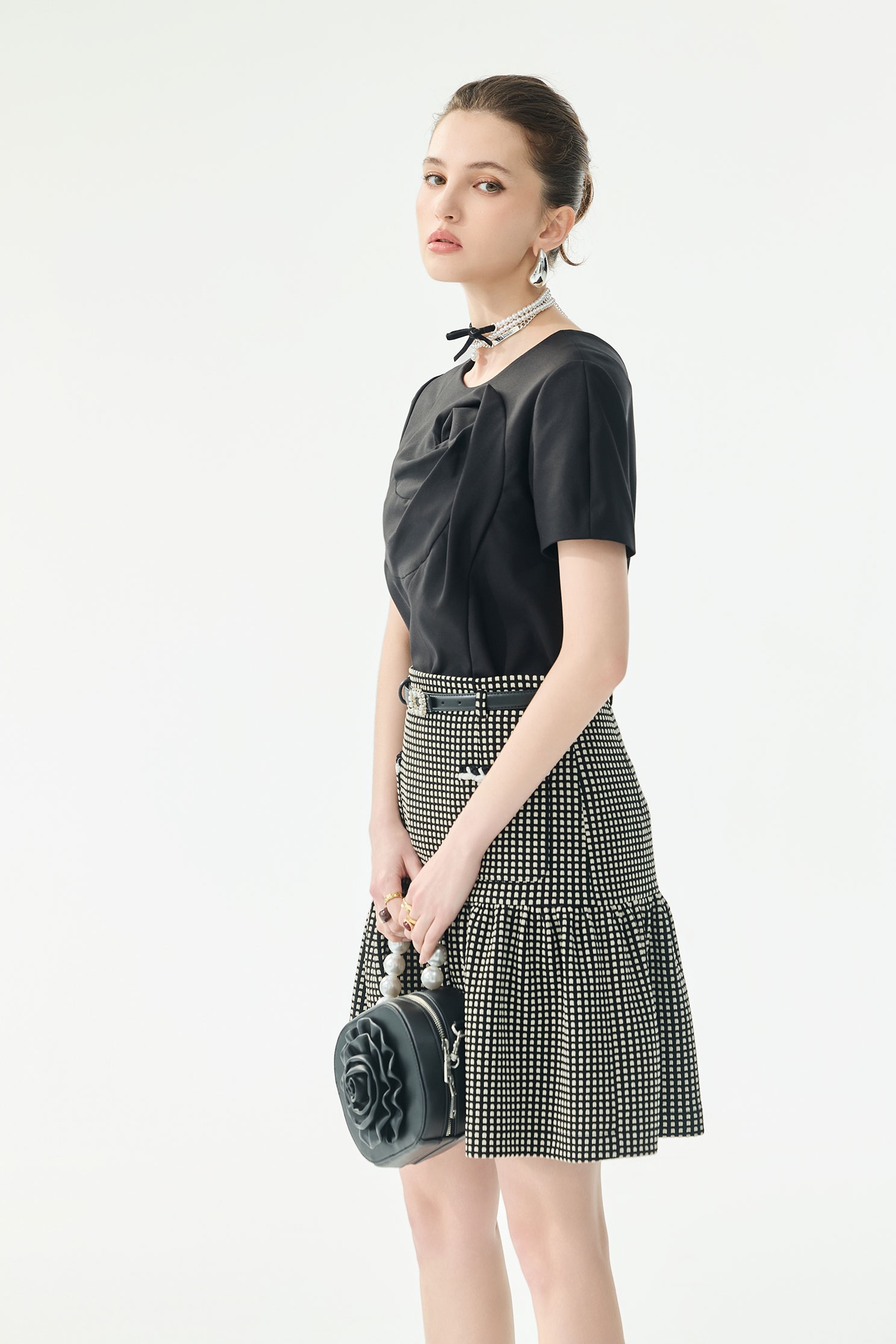 立體切割繞花上衣立體切割繞花上衣,上衣,春夏穿搭,黑色上衣