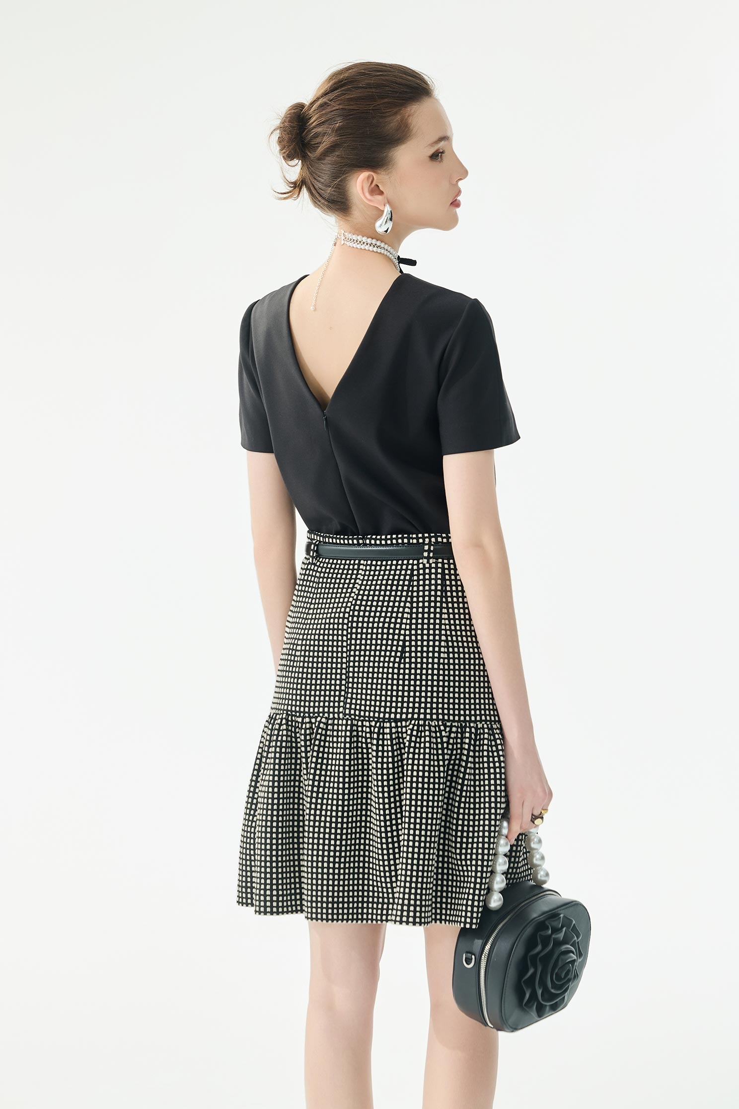 立體切割繞花上衣立體切割繞花上衣,上衣,春夏穿搭,黑色上衣