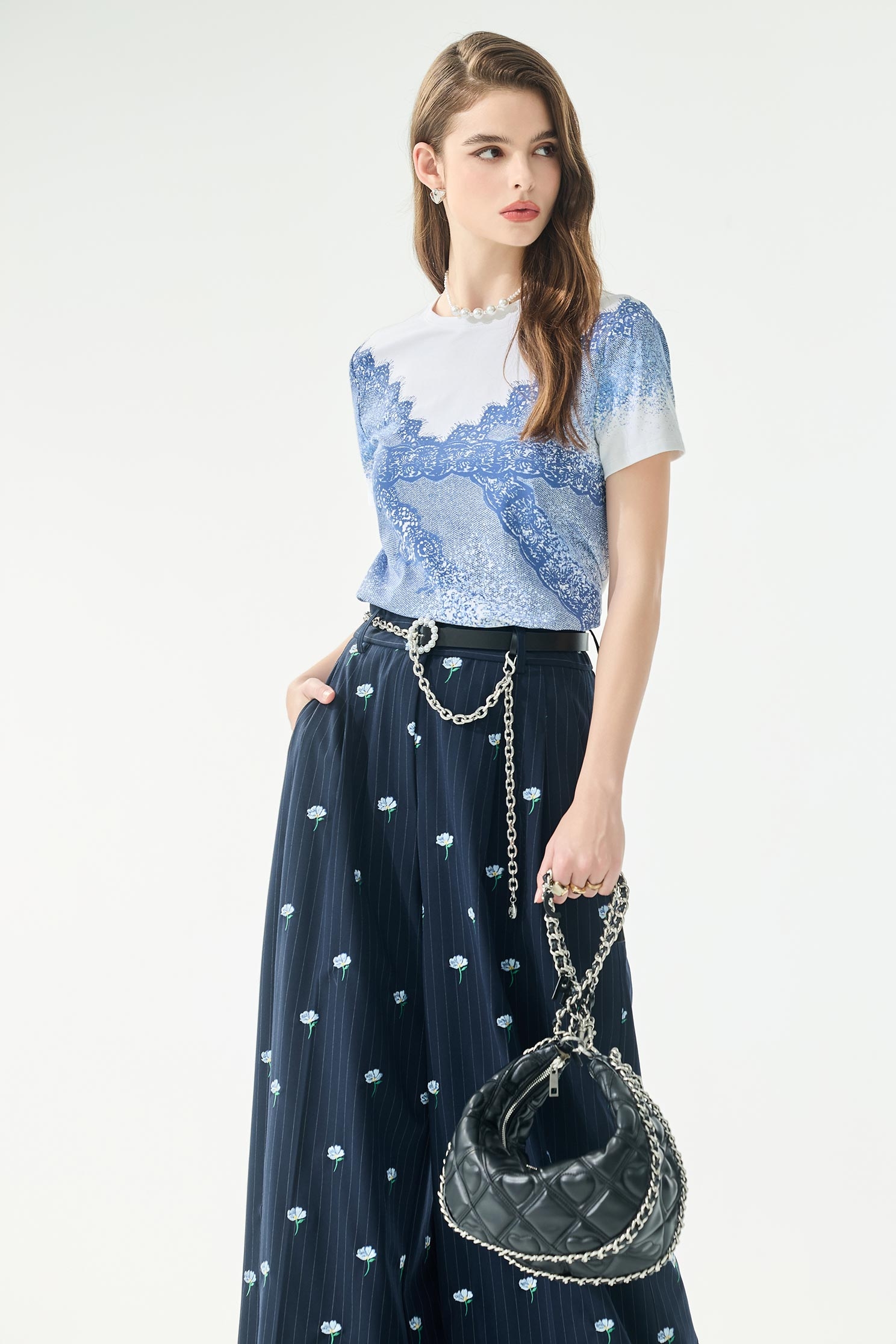 綴單寧藍蕾絲印花Ｔ恤上衣綴單寧藍蕾絲印花Ｔ恤上衣,上衣,丹寧,春夏穿搭,白色上衣,純棉,蕾絲