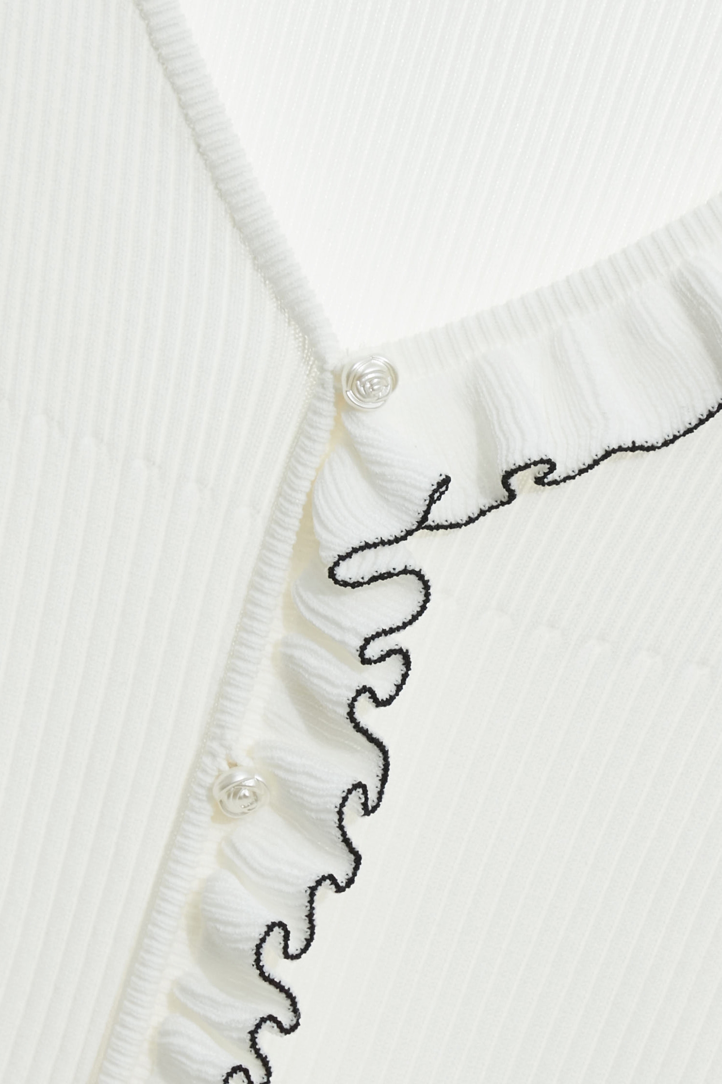 V領繞花坑條針織單品V領繞花坑條針織單品,上衣,春夏穿搭,白色上衣,荷葉,針織,針織衫