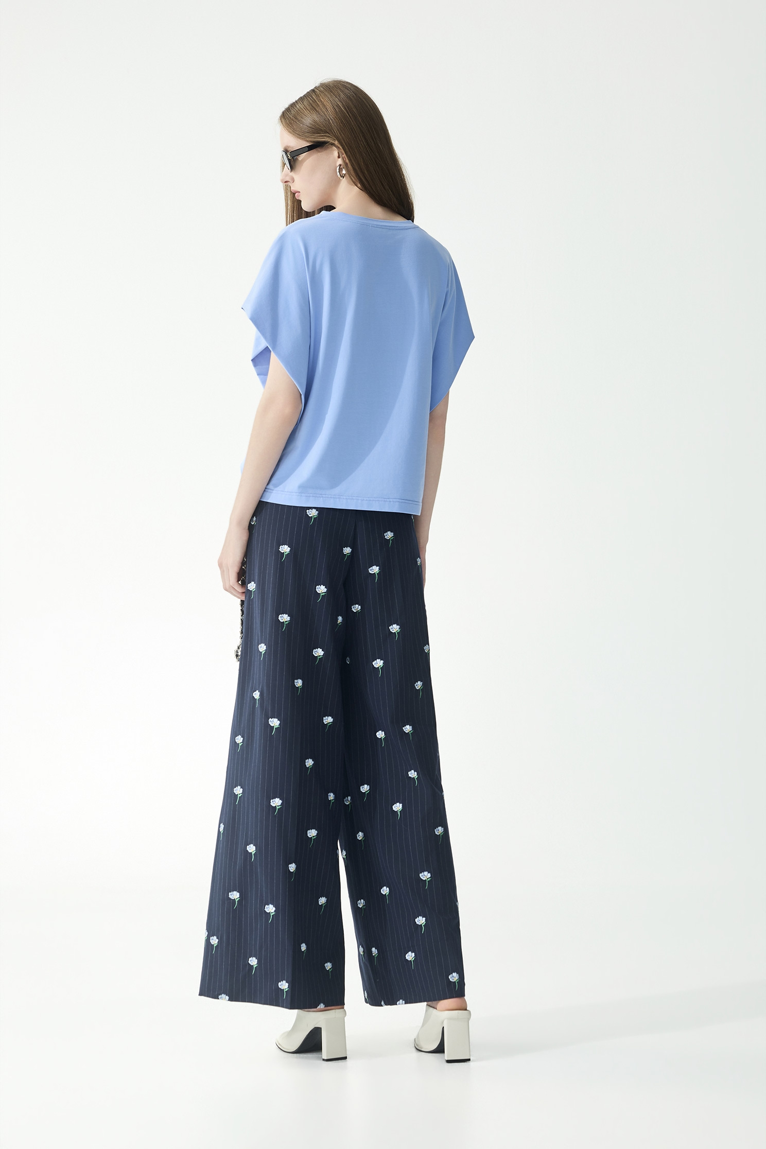 優雅單字疊影刺繡Ｔ恤上衣優雅單字疊影刺繡Ｔ恤上衣,上衣,刺繡,春夏穿搭