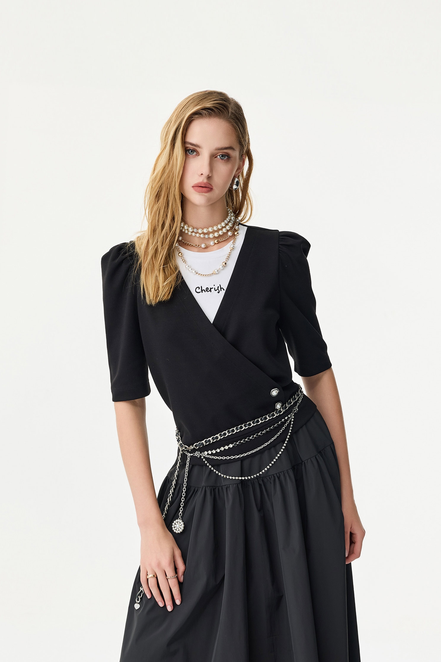 黑白配色假兩件單品上衣黑白配色假兩件單品上衣,上衣,春夏穿搭,繡花,黑色上衣