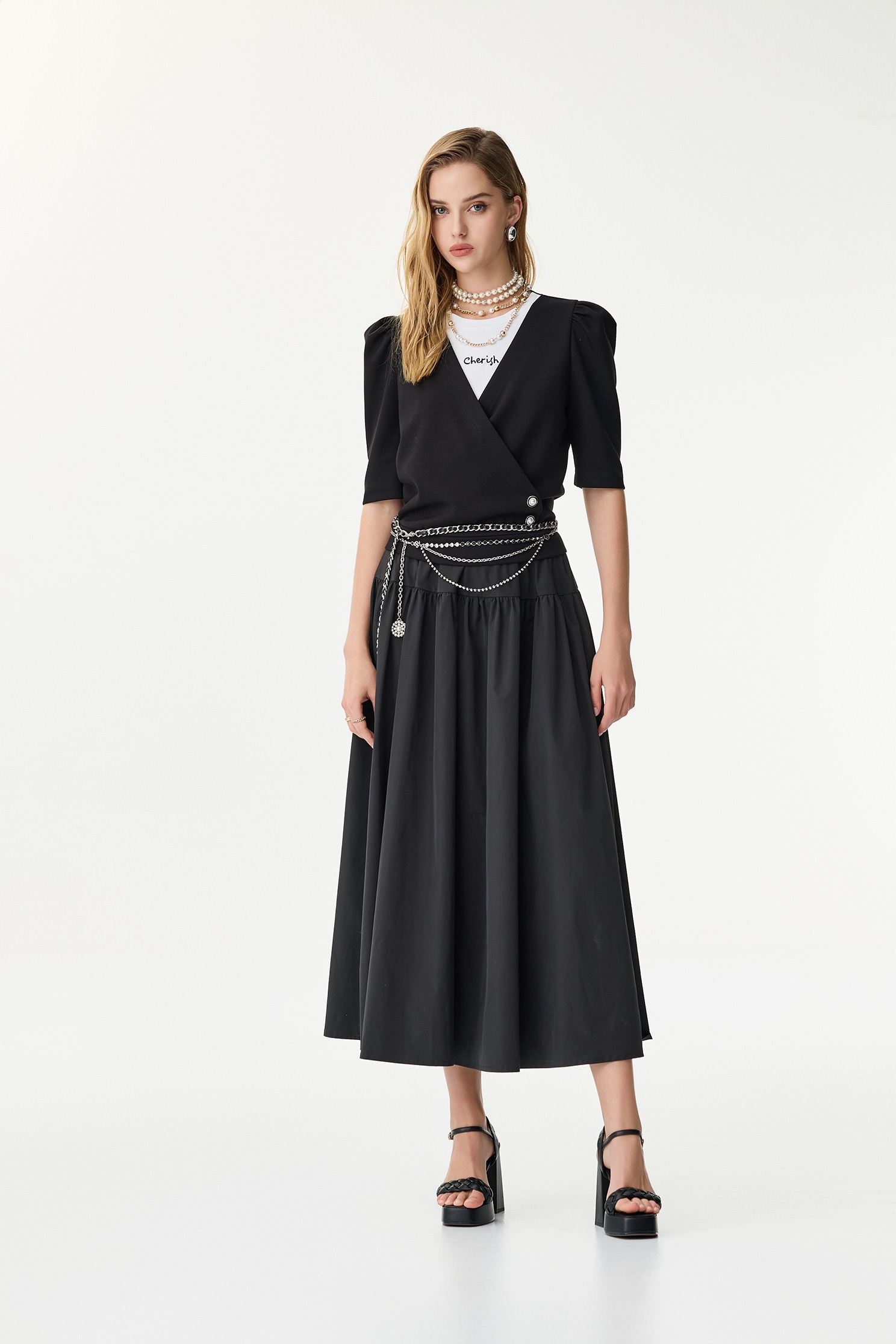 黑白配色假兩件單品上衣黑白配色假兩件單品上衣,上衣,春夏穿搭,繡花,黑色上衣