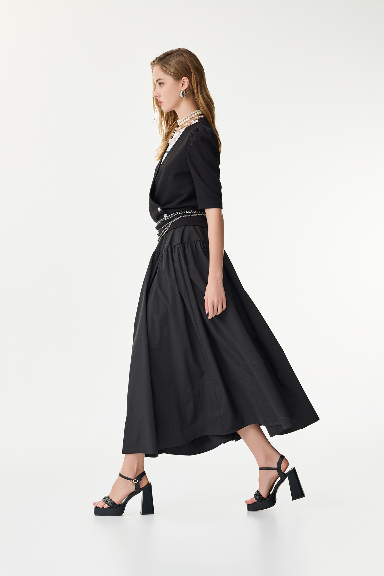 黑白配色假兩件單品上衣黑白配色假兩件單品上衣,上衣,春夏穿搭,繡花,黑色上衣