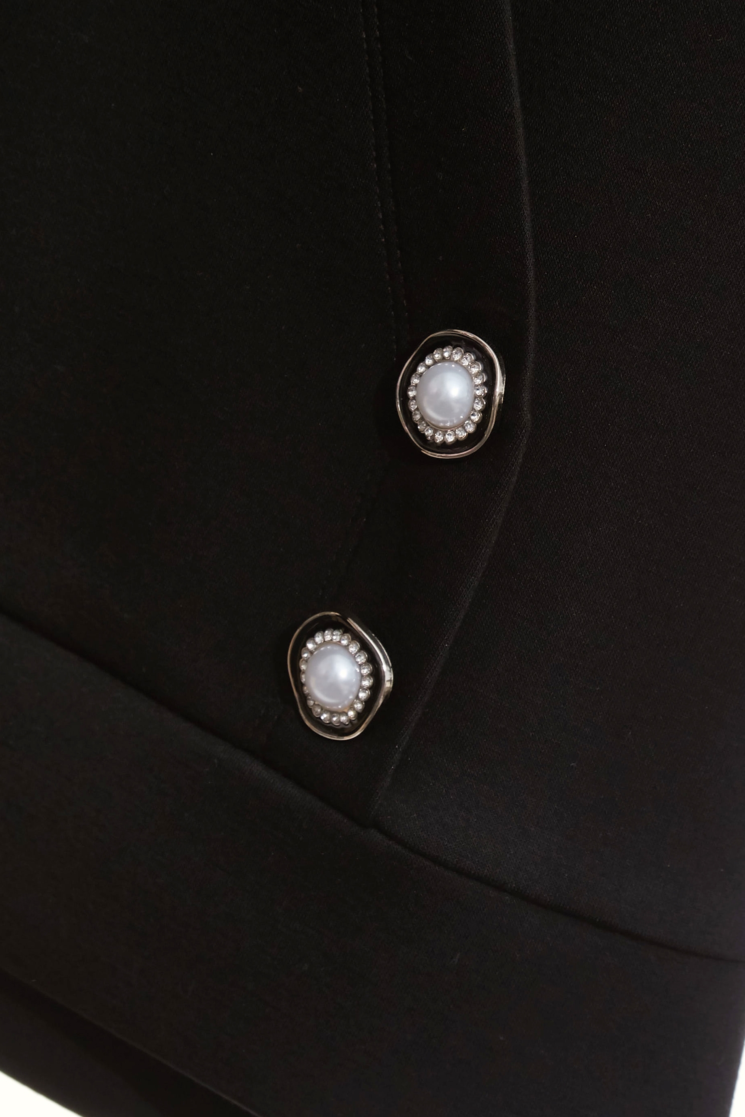 黑白配色假兩件單品上衣黑白配色假兩件單品上衣,上衣,春夏穿搭,繡花,黑色上衣