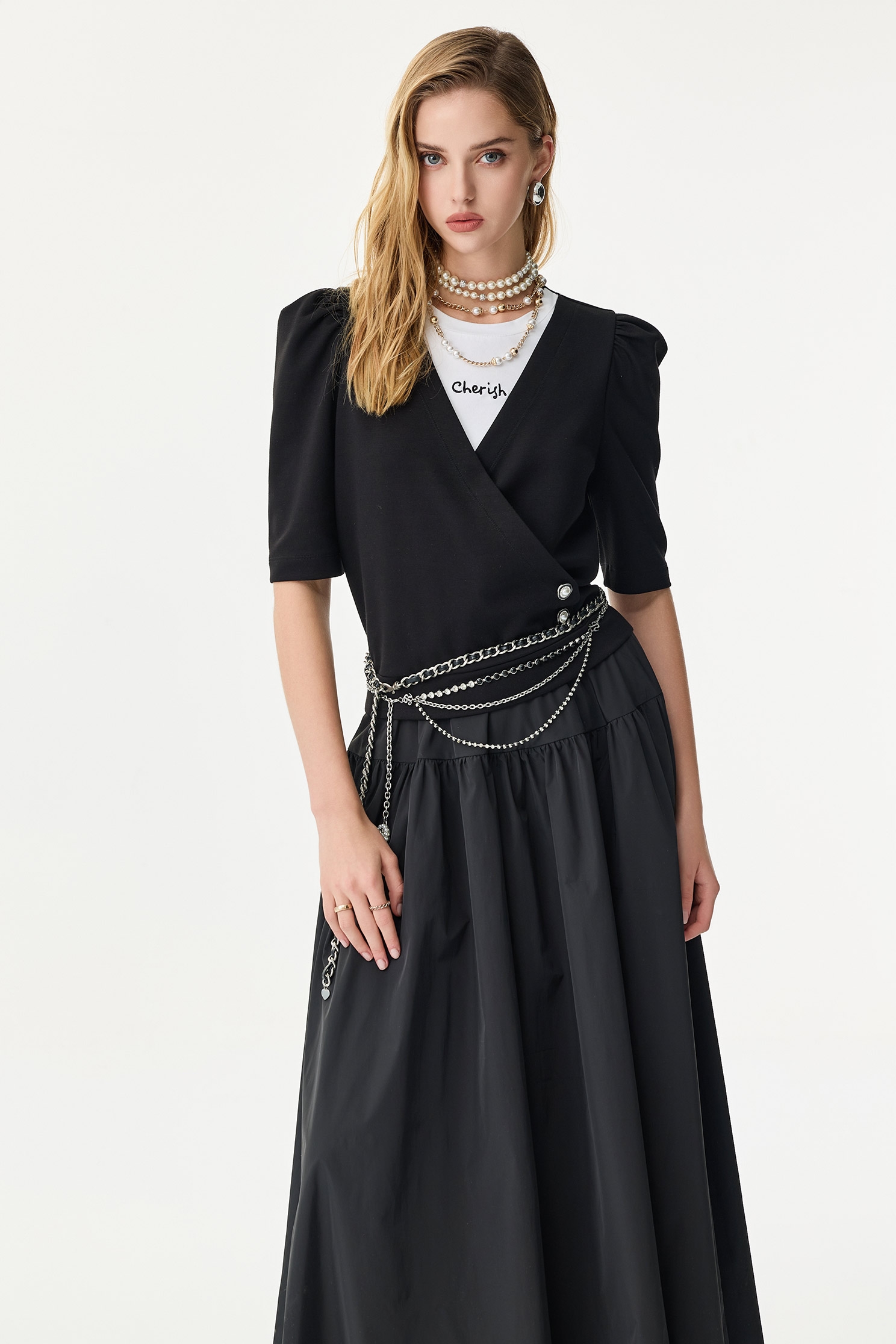 黑白配色假兩件單品上衣黑白配色假兩件單品上衣,上衣,春夏穿搭,繡花,黑色上衣