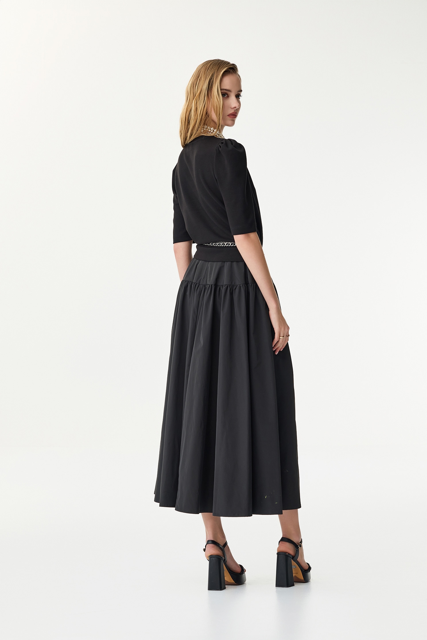 黑白配色假兩件單品上衣黑白配色假兩件單品上衣,上衣,春夏穿搭,繡花,黑色上衣