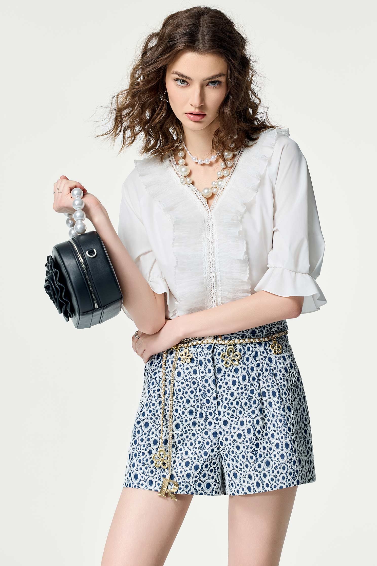 蕾絲配荷葉造型上衣蕾絲配荷葉造型上衣,V領上衣,上班OL穿搭,上衣,春夏穿搭,約會特輯,荷葉,蕾絲,蕾絲上衣