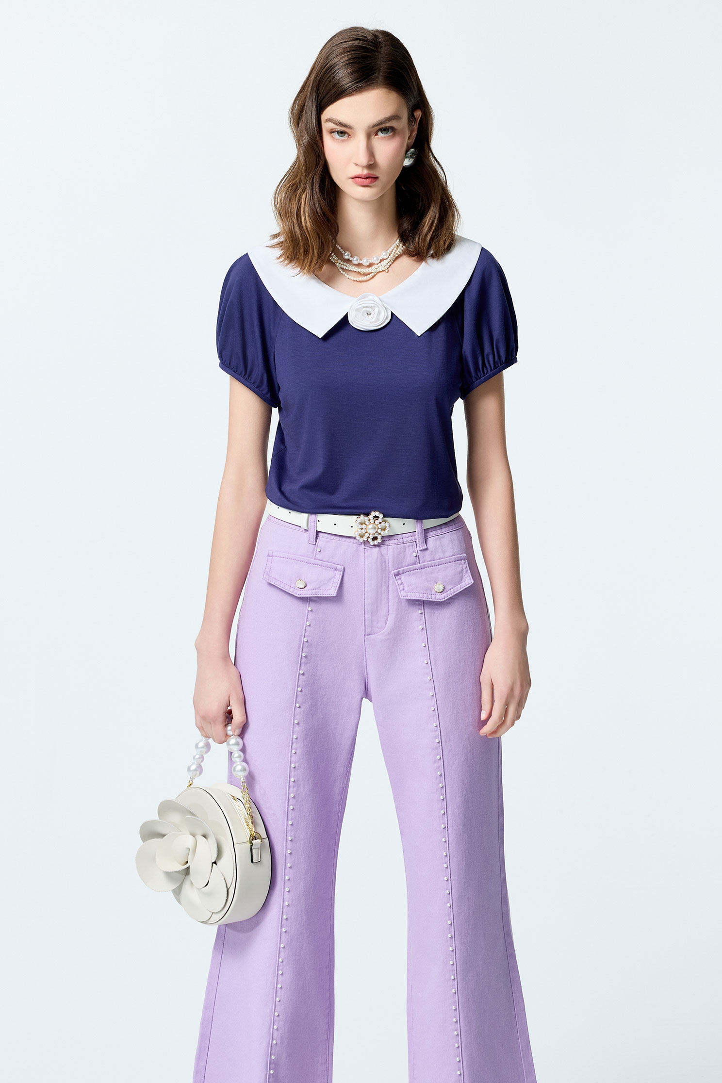 日蝕藍配色花T恤上衣日蝕藍配色花T恤上衣,T恤,V領上衣,上班OL穿搭,上衣,春夏穿搭,約會特輯,花花世界