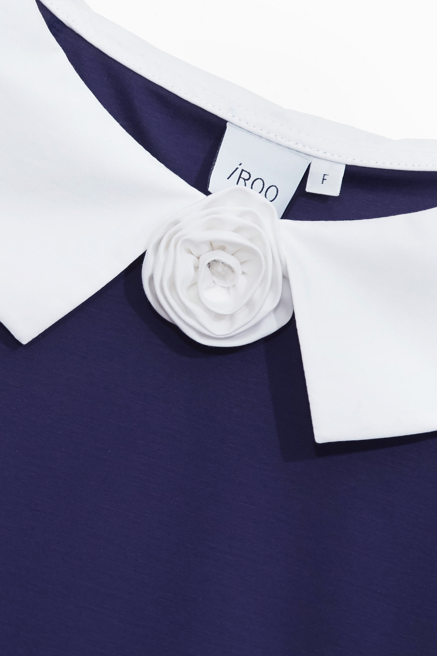 日蝕藍配色花T恤上衣日蝕藍配色花T恤上衣,T恤,V領上衣,上班OL穿搭,上衣,春夏穿搭,約會特輯,花花世界