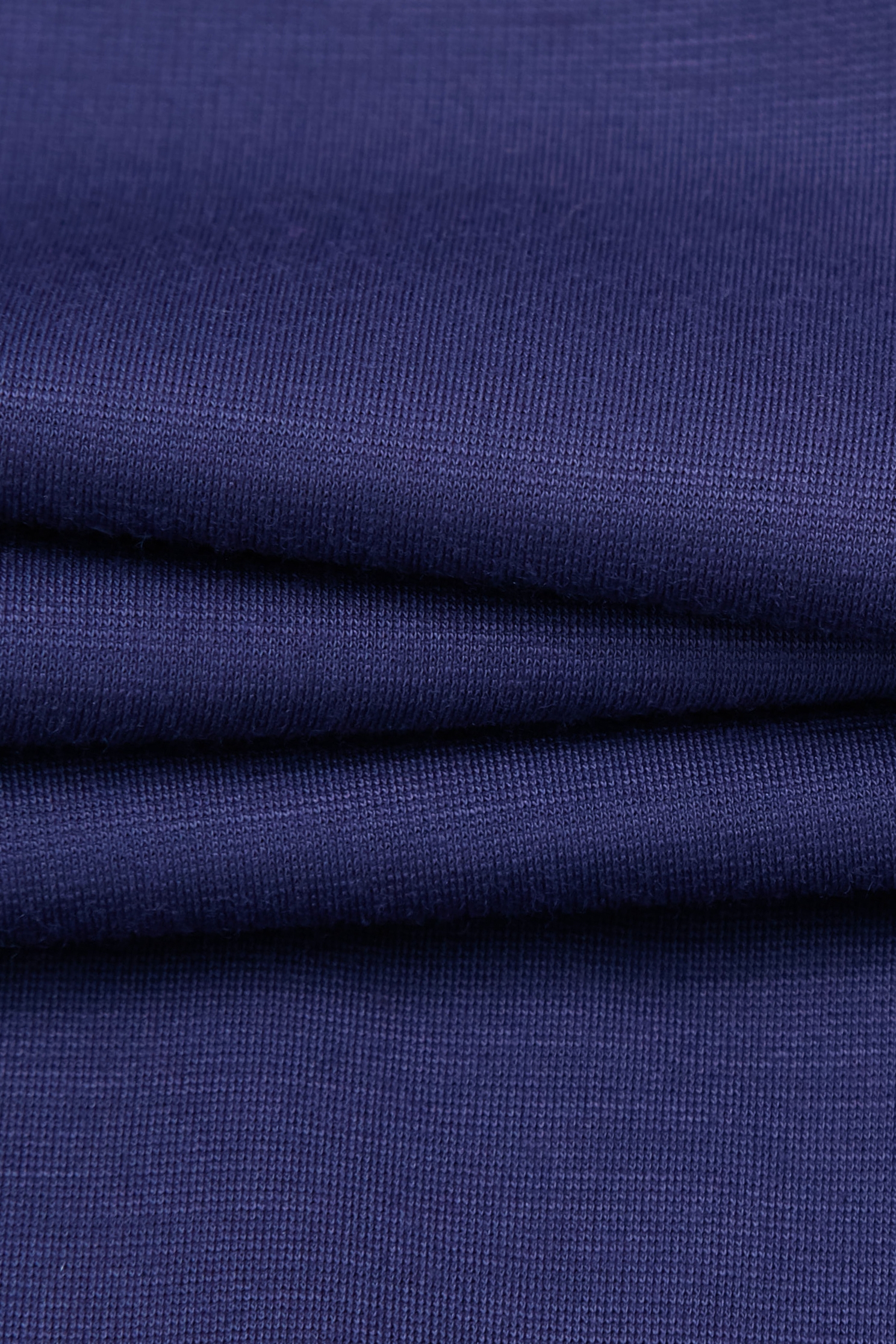 日蝕藍配色花T恤上衣日蝕藍配色花T恤上衣,T恤,V領上衣,上班OL穿搭,上衣,春夏穿搭,約會特輯,花花世界