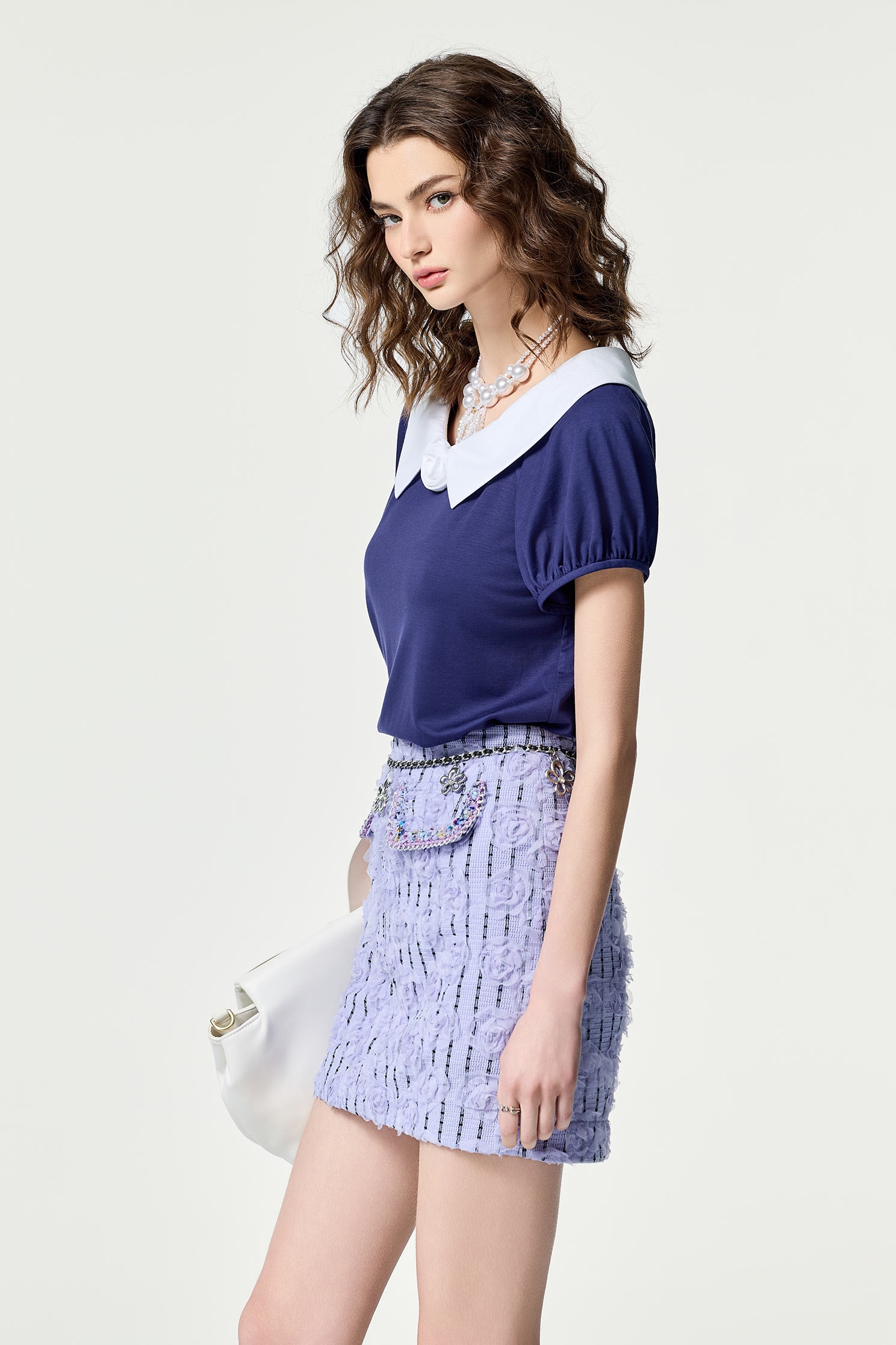 日蝕藍配色花T恤上衣日蝕藍配色花T恤上衣,T恤,V領上衣,上班OL穿搭,上衣,春夏穿搭,約會特輯,花花世界