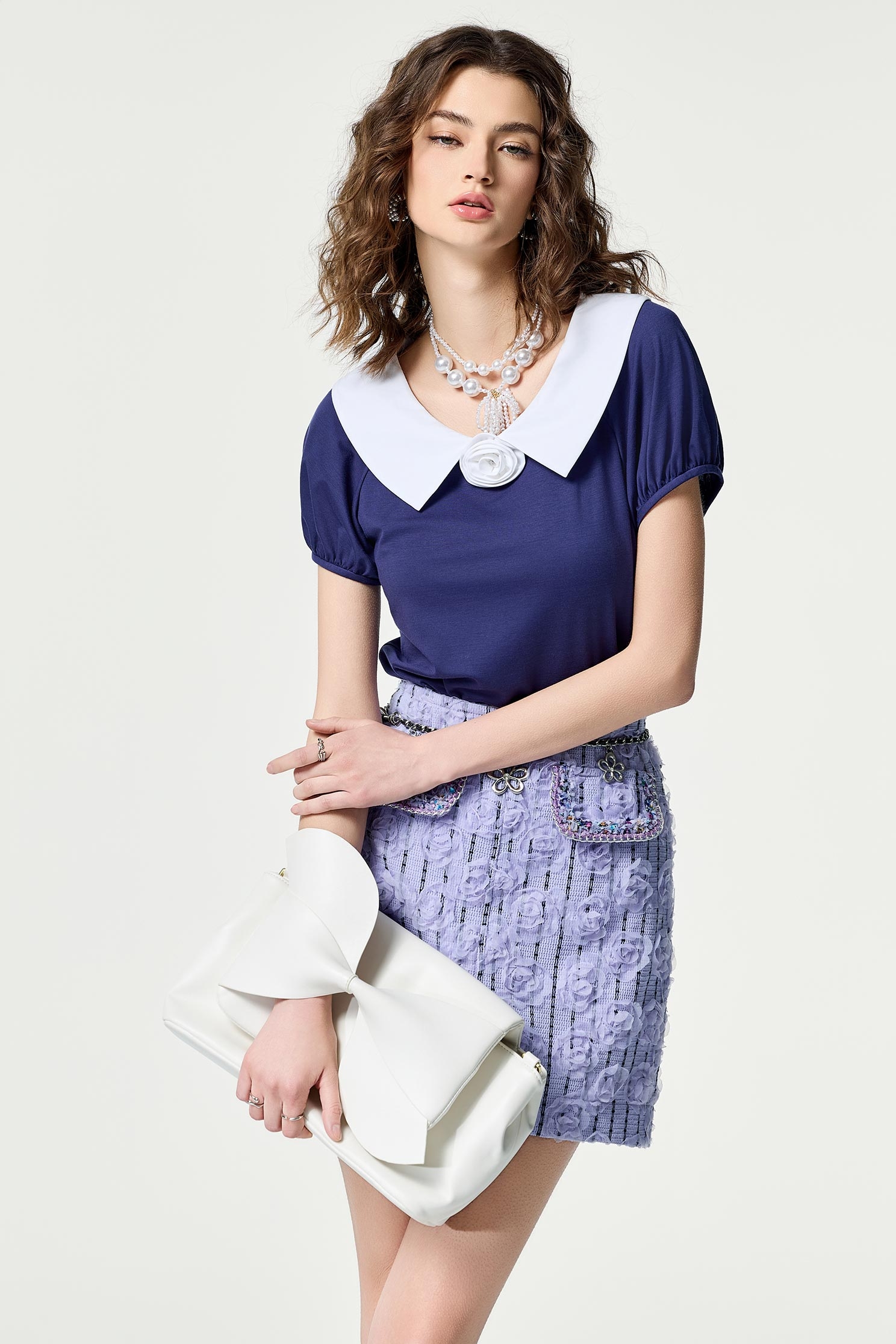 日蝕藍配色花T恤上衣日蝕藍配色花T恤上衣,T恤,V領上衣,上班OL穿搭,上衣,春夏穿搭,約會特輯,花花世界