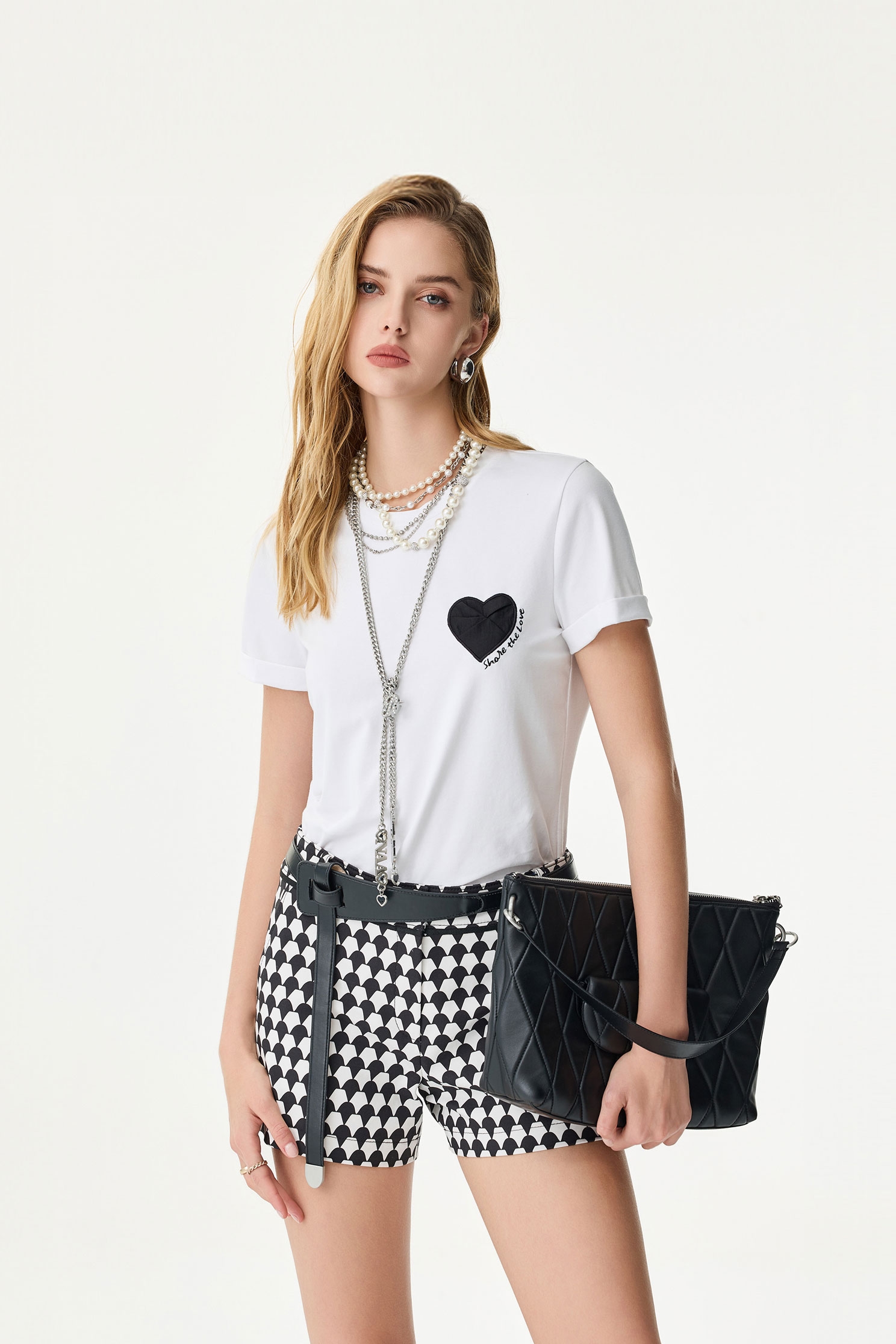 手折愛心繡花T手折愛心繡花T,上衣,春夏穿搭,約會特輯,繡花