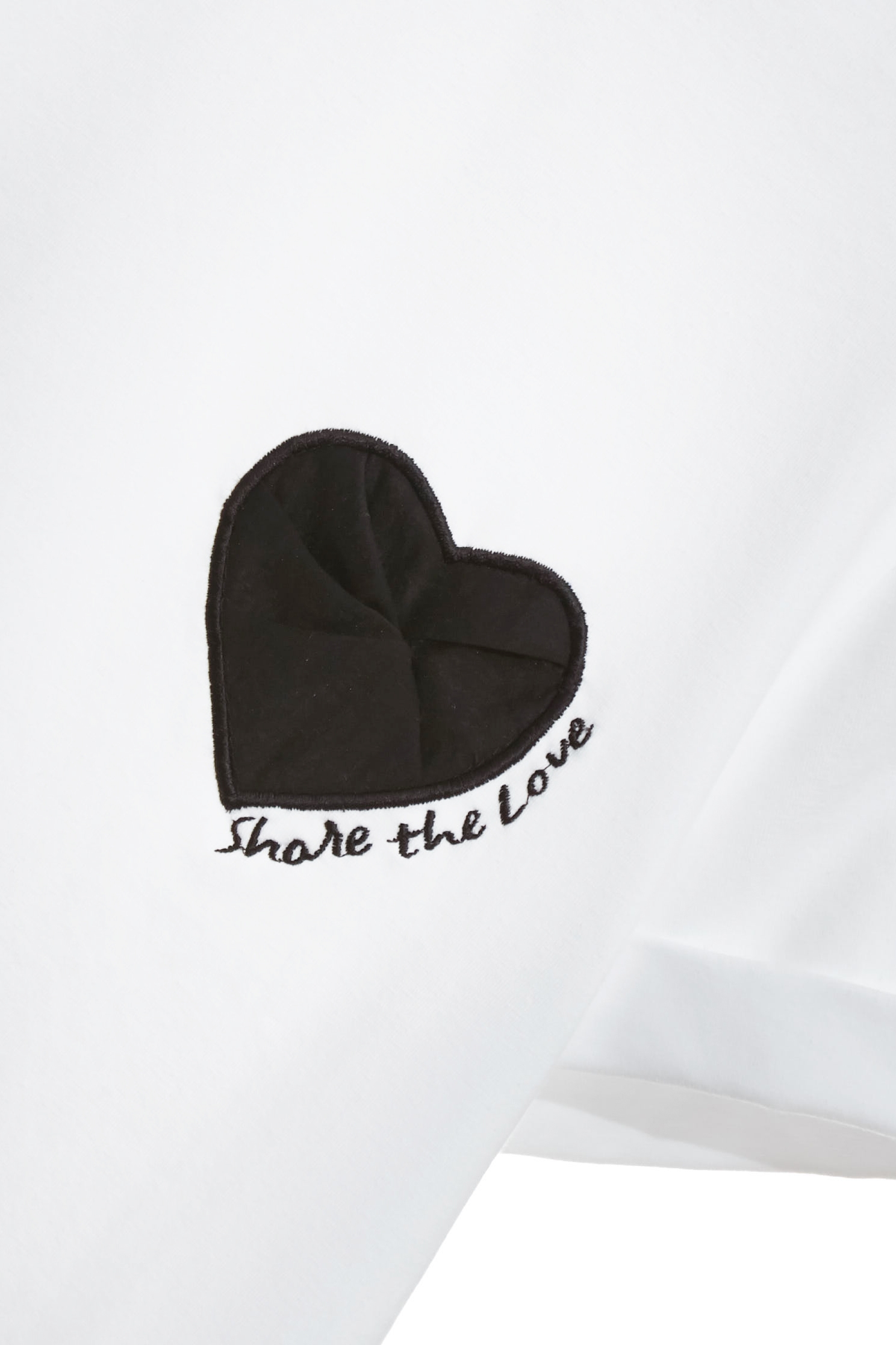 手折愛心繡花T手折愛心繡花T,上衣,春夏穿搭,約會特輯,繡花