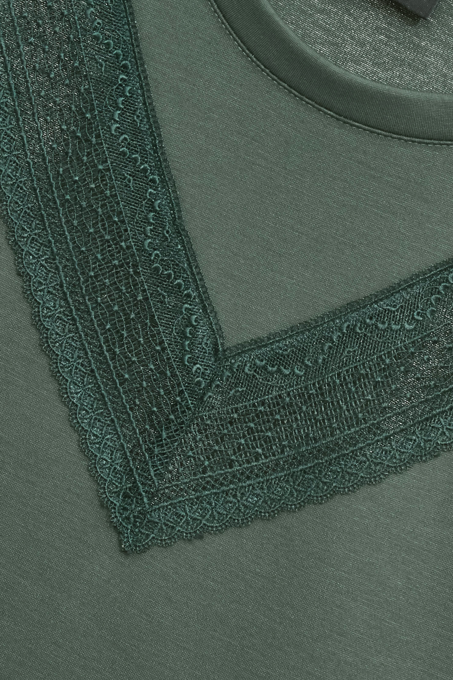 高山綠V型蕾絲T高山綠V型蕾絲T,上衣,春夏穿搭,約會特輯,蕾絲,輕奢度假,輕奢渡假