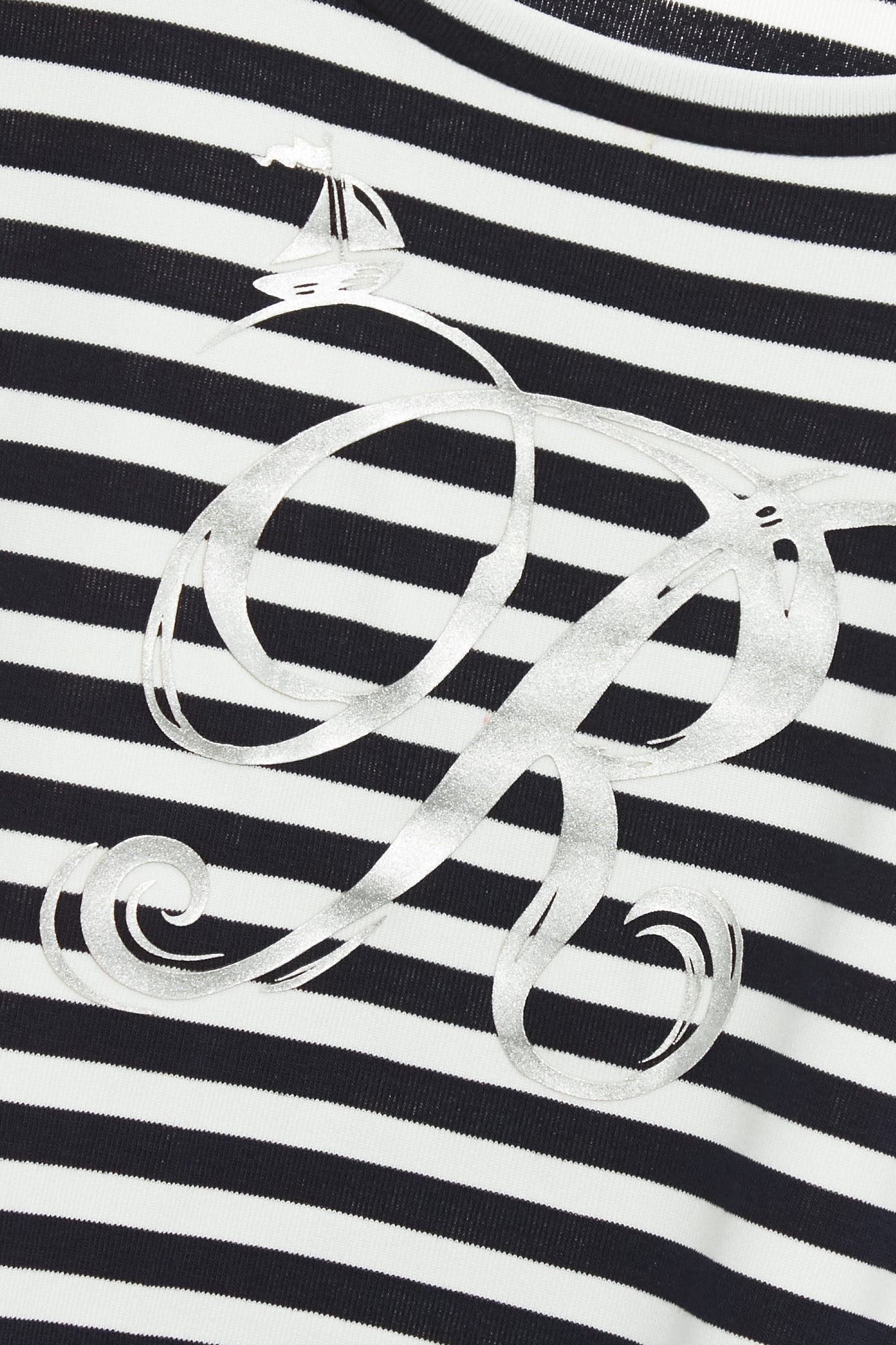 銀蔥字母印花上衣銀蔥字母印花上衣,U領上衣,上衣,春夏穿搭,條紋,約會特輯