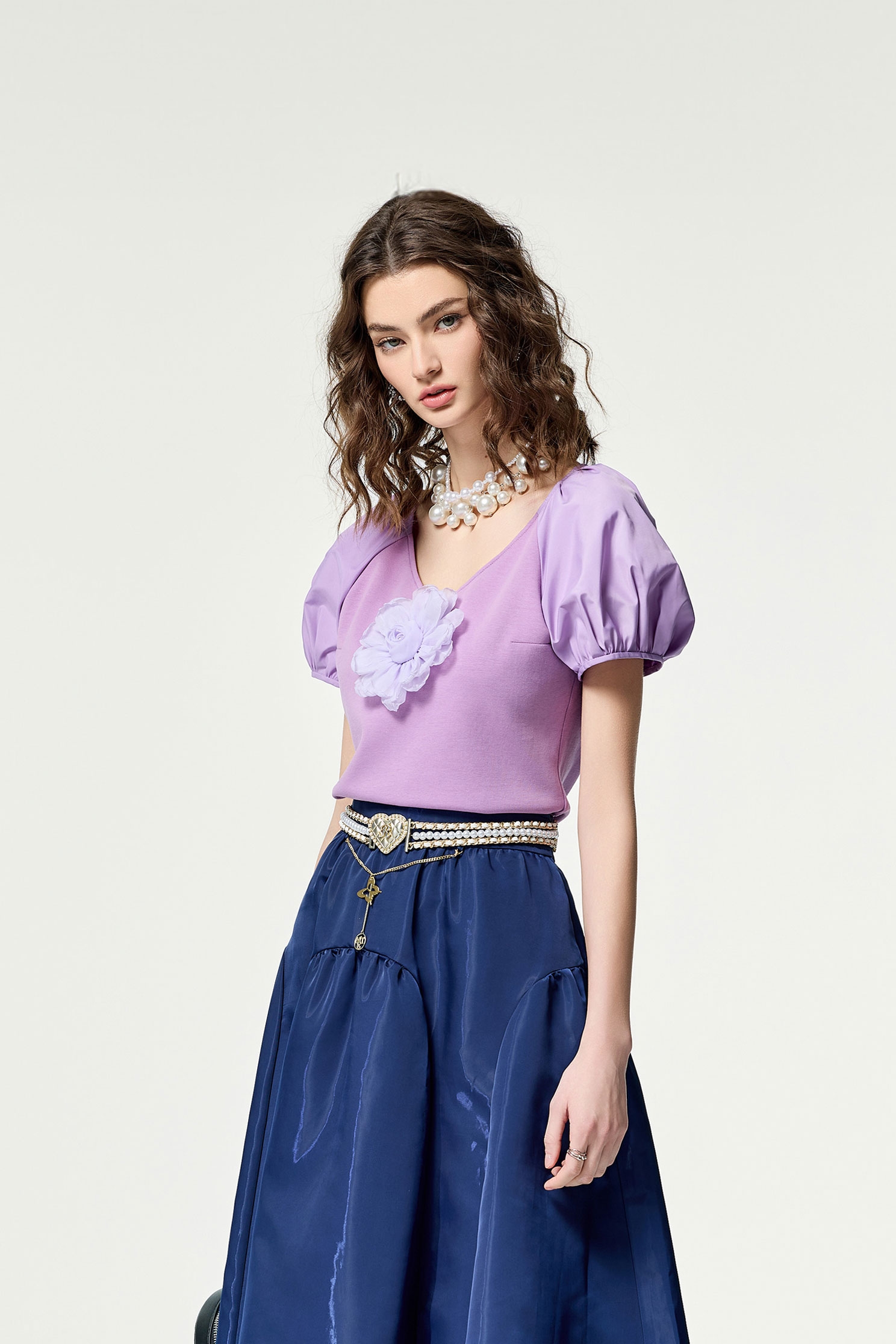 紫花西番蓮色偽T恤上衣紫花西番蓮色偽T恤上衣,T恤,V領上衣,上衣,春夏穿搭,約會特輯,花花世界