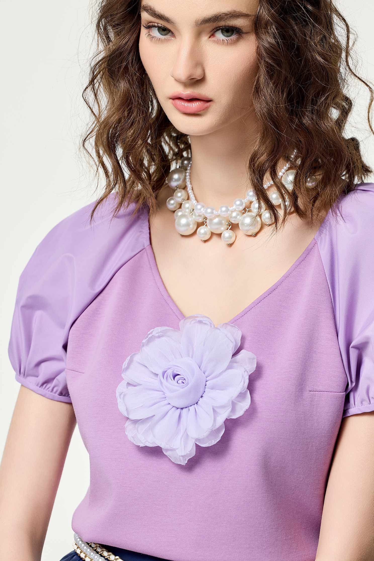 紫花西番蓮色偽T恤上衣紫花西番蓮色偽T恤上衣,T恤,V領上衣,上衣,春夏穿搭,約會特輯,花花世界