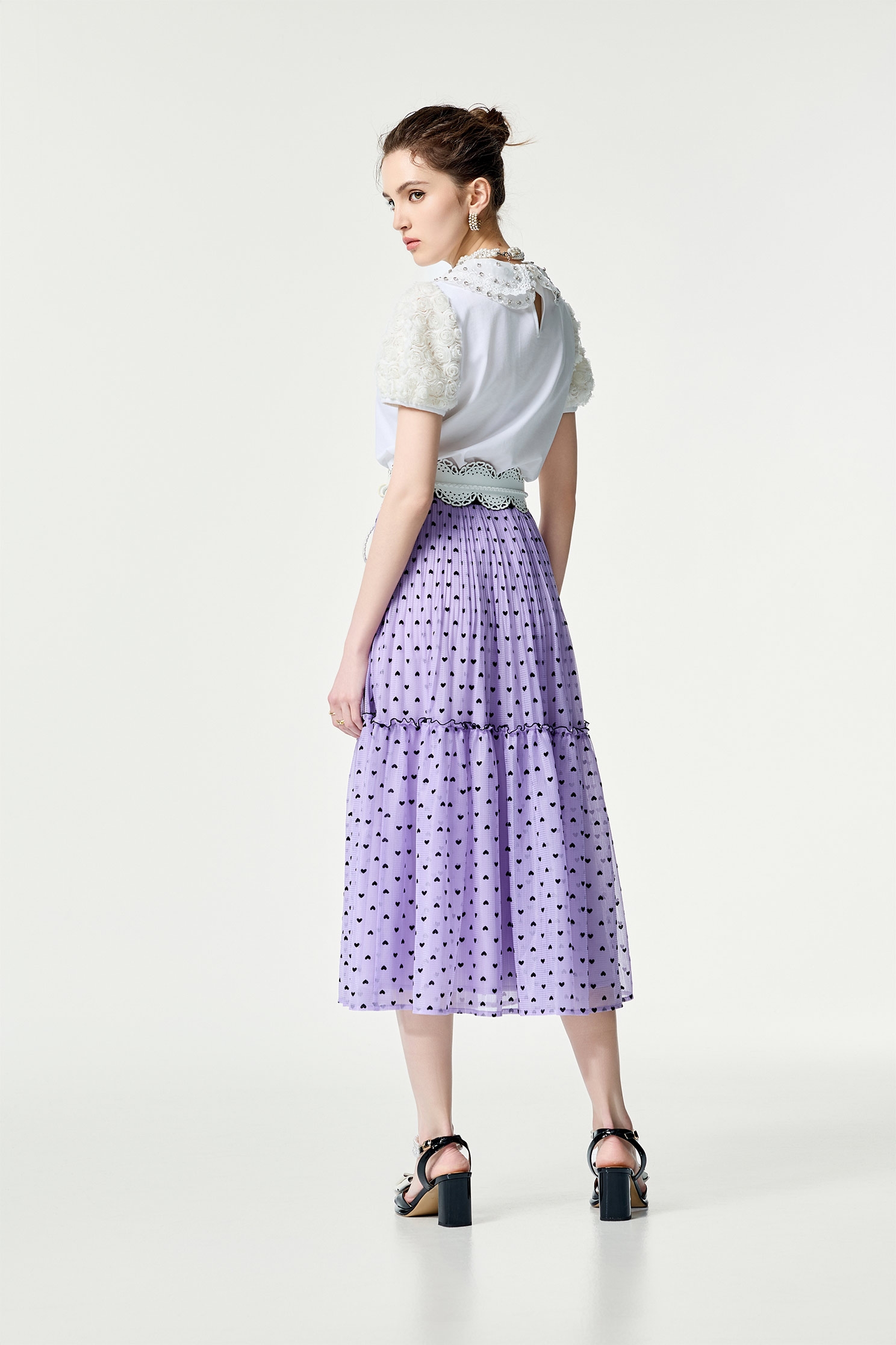 閃亮鑽飾領片T恤上衣閃亮鑽飾領片T恤上衣,T恤,上衣,刺繡,春夏穿搭,約會特輯,花花世界,蕾絲