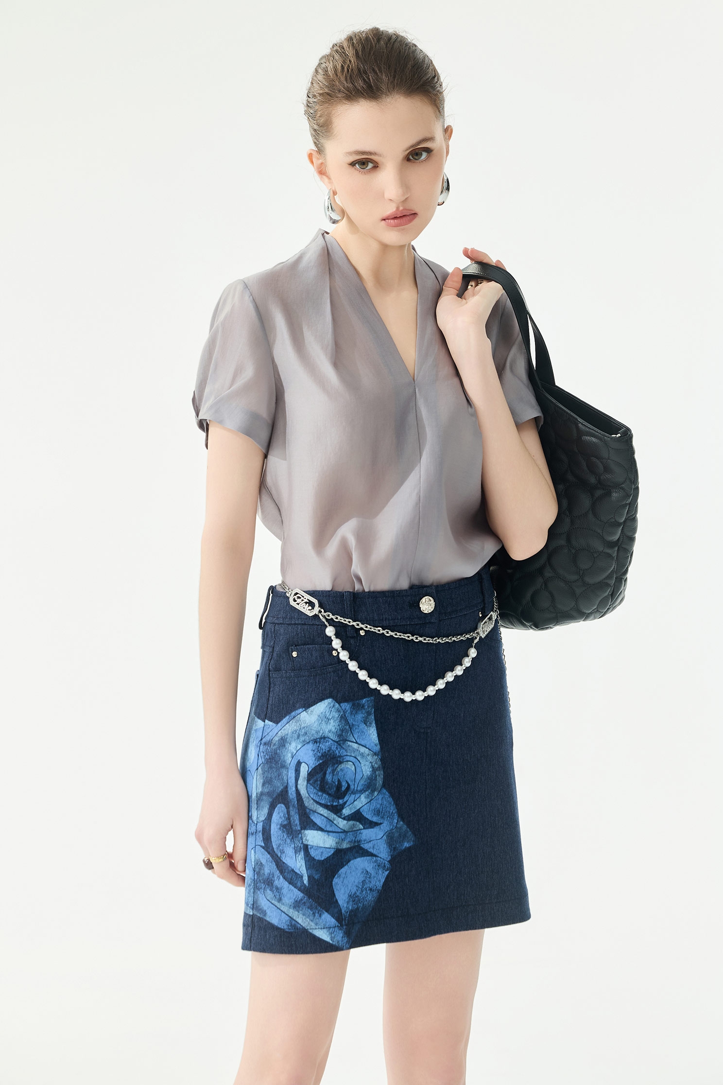 港霧灰絲棉抓褶上衣港霧灰絲棉抓褶上衣,V領上衣,上班OL穿搭,上衣,春夏穿搭