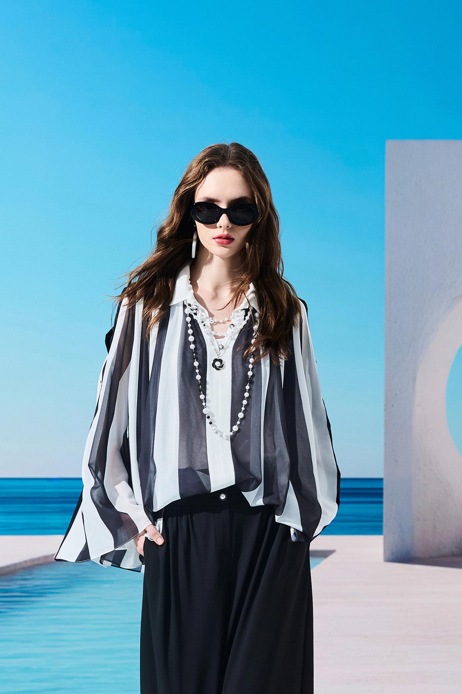 直條雪紡印花偽斗篷式單品直條雪紡印花偽斗篷式單品,一般背心,一般背心馬甲,上衣,內搭上衣,春夏穿搭,條紋,珍珠,白色背心,背心,雪紡