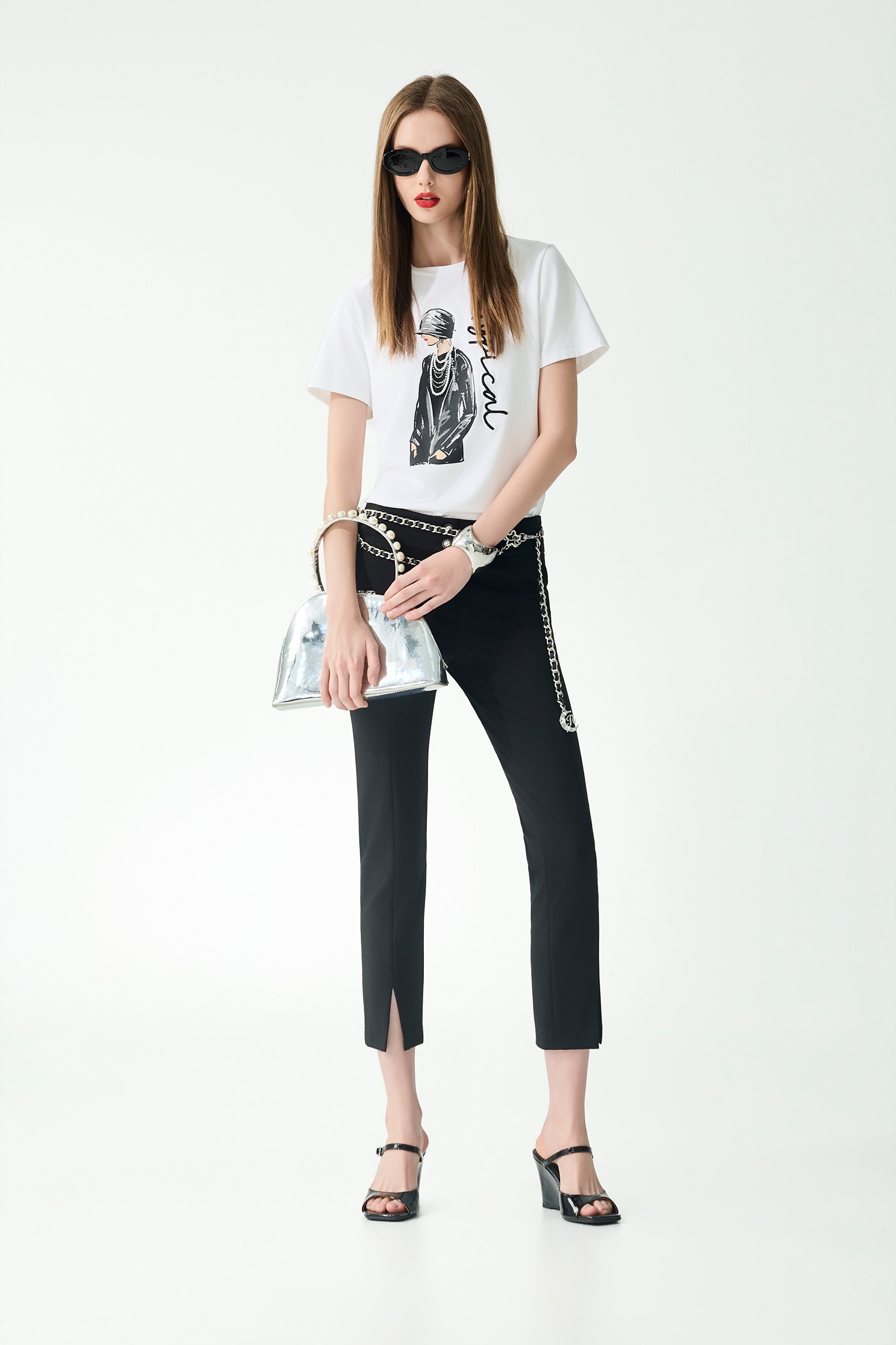 珍珠項鍊女人圖騰印繡花T恤珍珠項鍊女人圖騰印繡花T恤,上衣,春夏穿搭,珍珠,白色上衣,純棉,繡花,項鍊