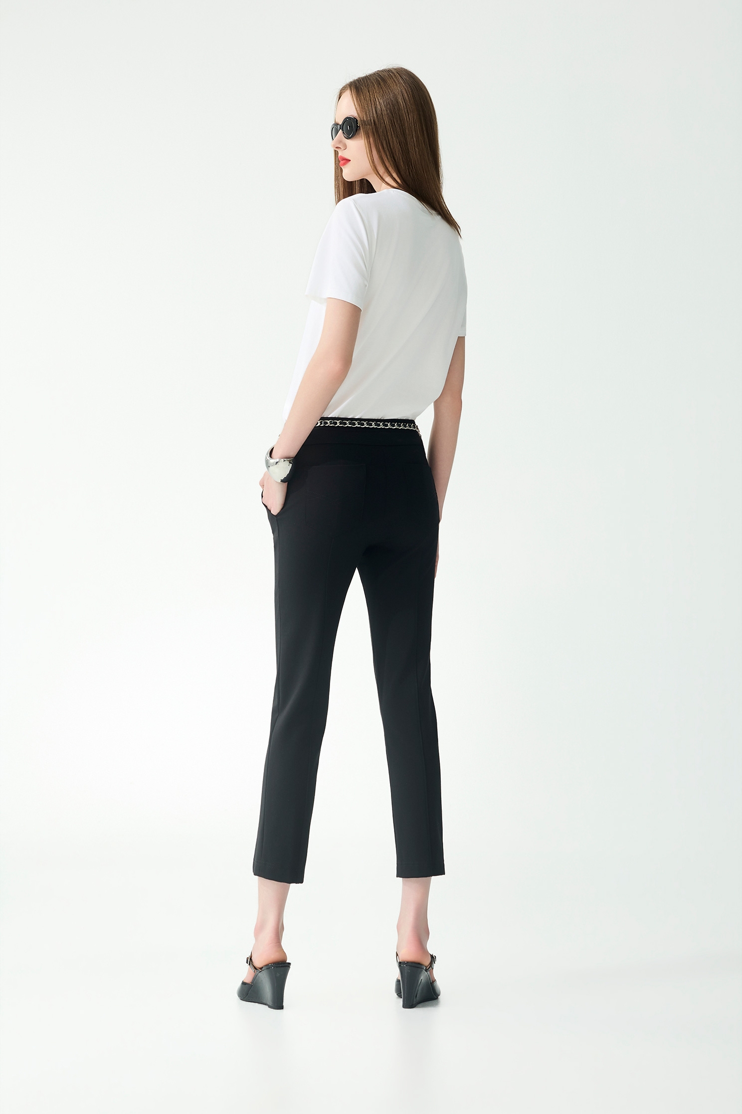 珍珠項鍊女人圖騰印繡花T恤珍珠項鍊女人圖騰印繡花T恤,上衣,春夏穿搭,珍珠,白色上衣,純棉,繡花,項鍊