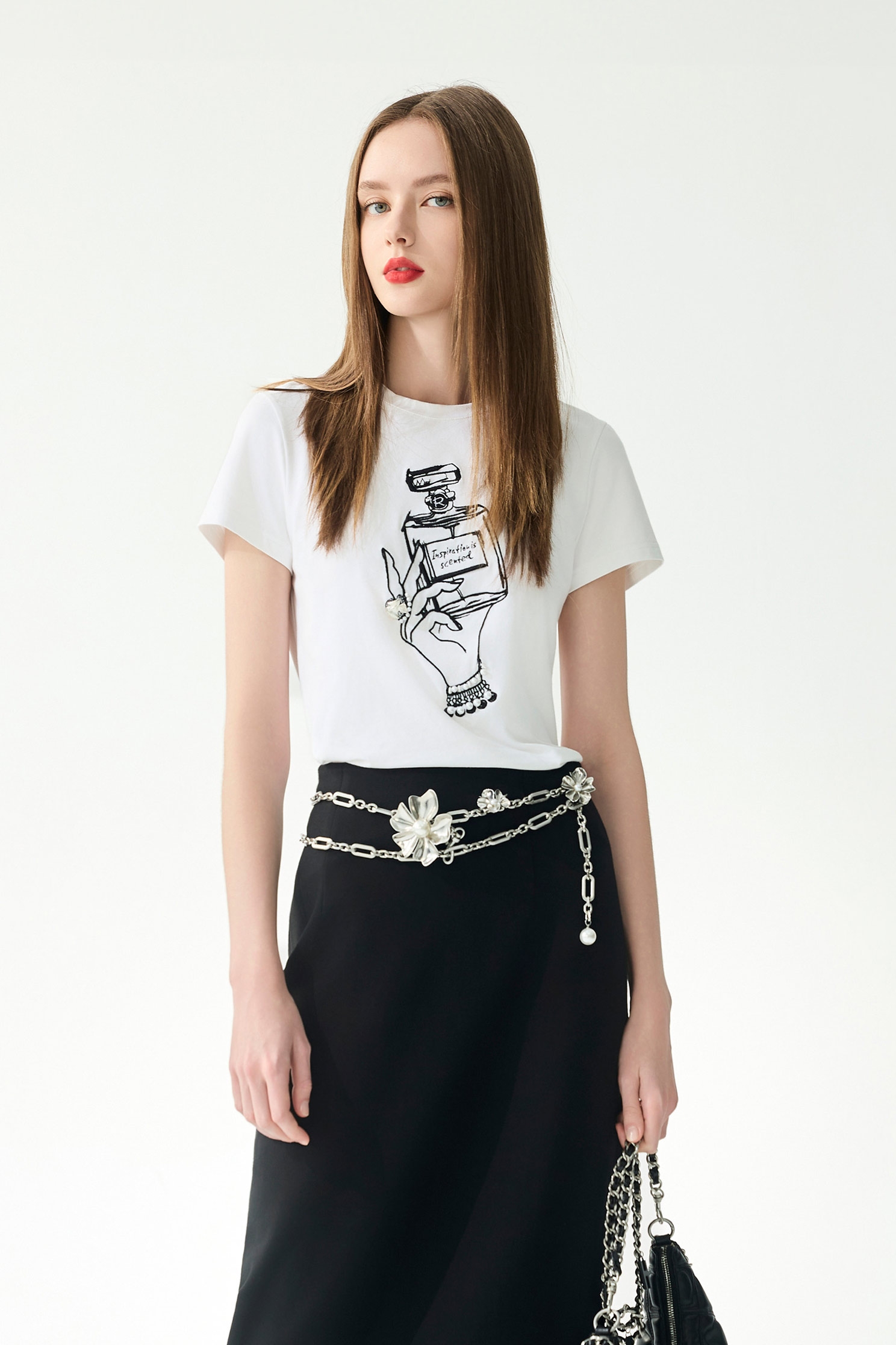 香水瓶繡花珍珠手工縫飾T恤香水瓶繡花珍珠手工縫飾T恤,上衣,春夏穿搭,珍珠,白色上衣,純棉,繡花,黑色上衣