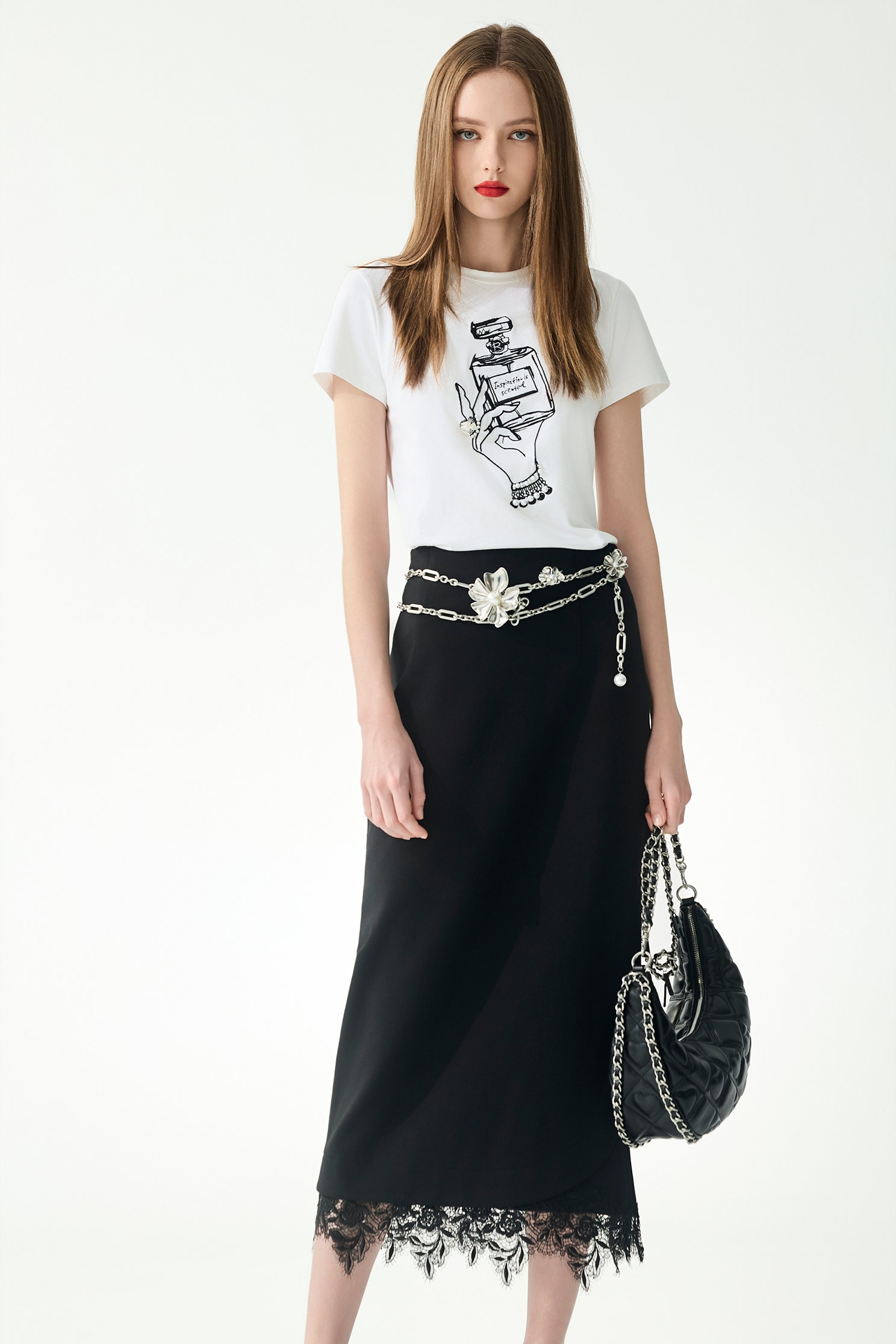 香水瓶繡花珍珠手工縫飾T恤香水瓶繡花珍珠手工縫飾T恤,上衣,春夏穿搭,珍珠,白色上衣,純棉,繡花,黑色上衣