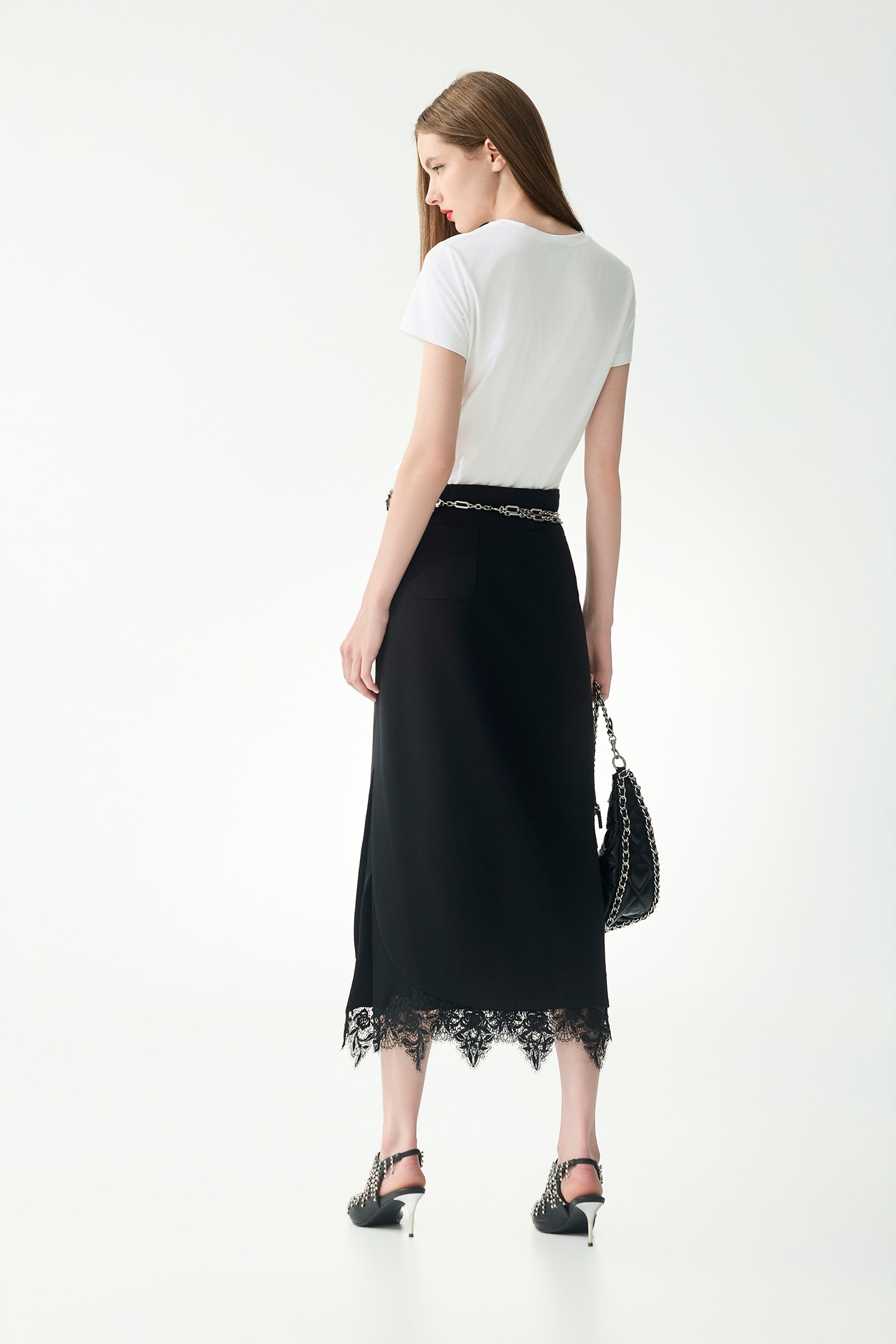 香水瓶繡花珍珠手工縫飾T恤香水瓶繡花珍珠手工縫飾T恤,上衣,春夏穿搭,珍珠,白色上衣,純棉,繡花,黑色上衣